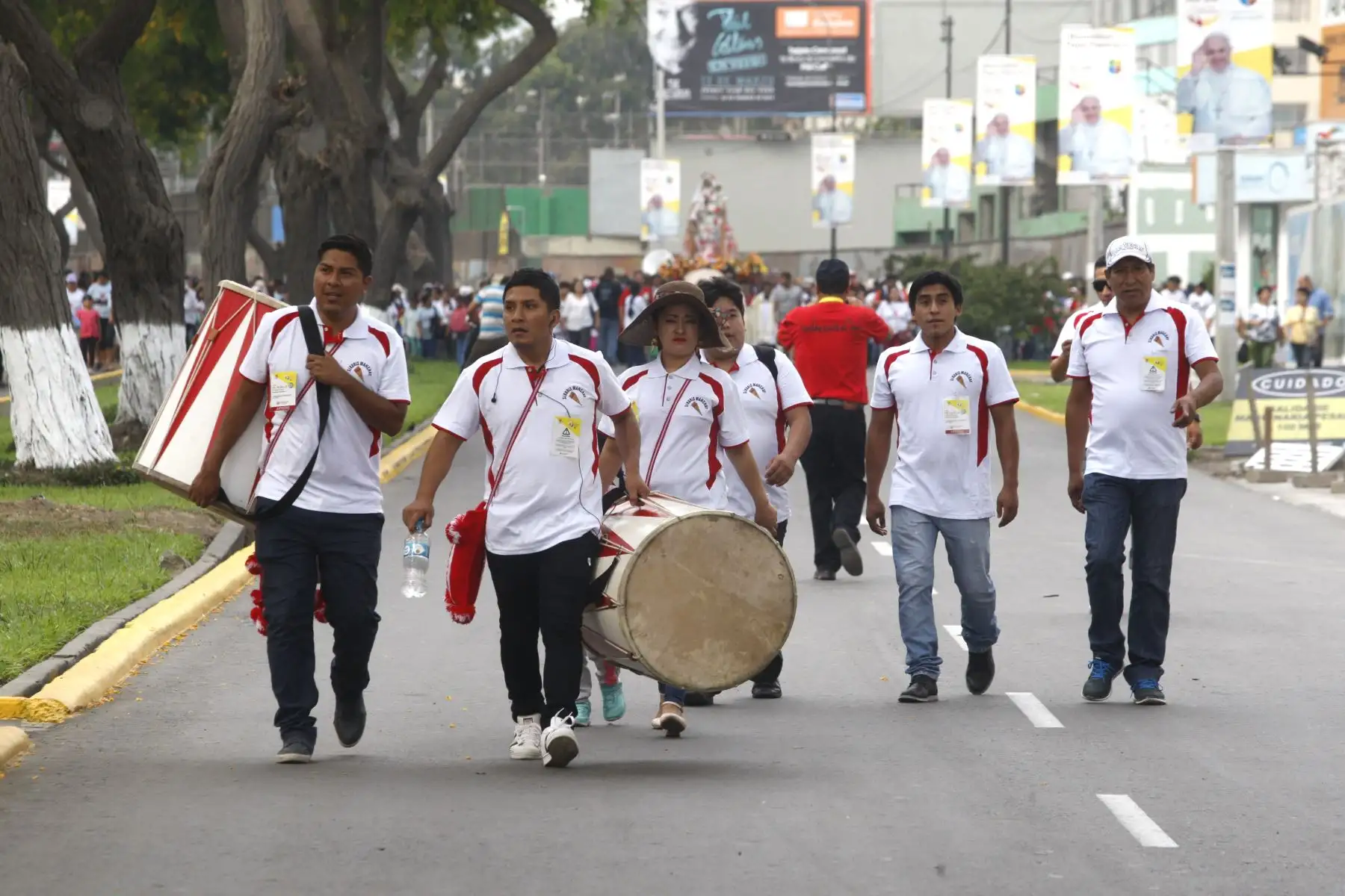 LIMA PERÚ - ENERO 19. Decenas de pobladores de Manchay llegan a la Nunciatura junto a la Virgen del Rosario que será bendecida por Papa Francisco. Foto: ANDINA/Eddy Ramos