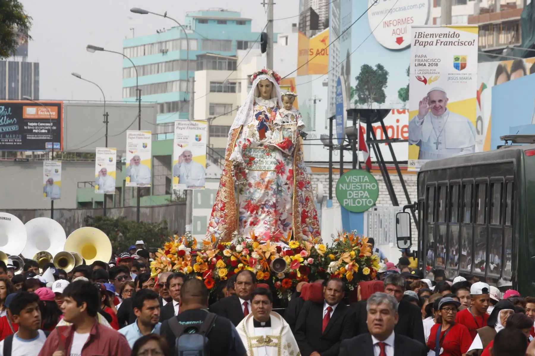 LIMA PERÚ - ENERO 19. Decenas de pobladores de Manchay llegan a la Nunciatura junto a la Virgen del Rosario que será bendecida por Papa Francisco. Foto: ANDINA/Eddy Ramos