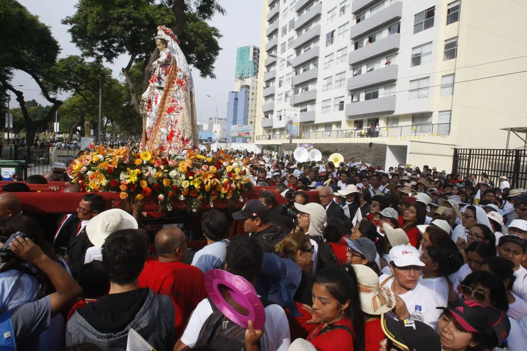 LIMA PERÚ - ENERO 19. Decenas de pobladores de Manchay llegan a la Nunciatura junto a la Virgen del Rosario que será bendecida por Papa Francisco. Foto: ANDINA/Eddy Ramos