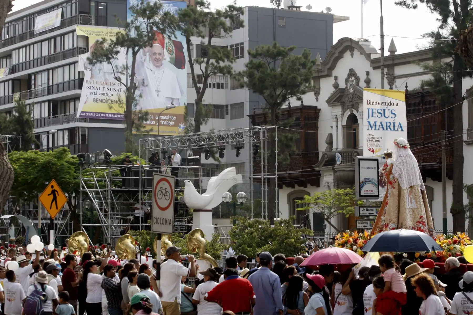 LIMA PERÚ - ENERO 19. Decenas de pobladores de Manchay llegan a la Nunciatura junto a la Virgen del Rosario que será bendecida por Papa Francisco. Foto: ANDINA/Eddy RamosLIMA PERÚ - ENERO 19. Decenas de pobladores de Manchay llegan a la Nunciatura junto a la Virgen del Rosario que será bendecida por Papa Francisco. Foto: ANDINA/Eddy Ramos