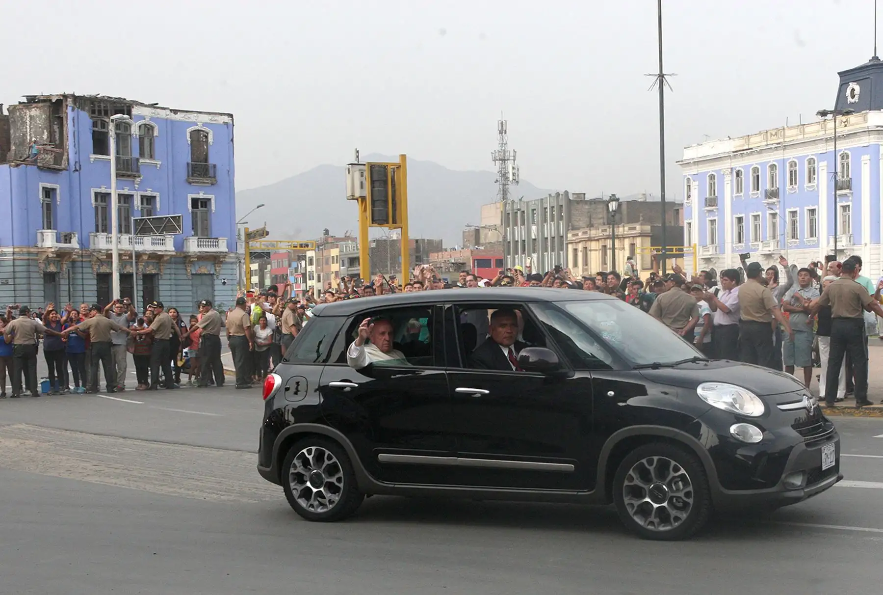 LIMA,PERÚ-ENERO 18.Papa Francisco pasa por la Plaza 2 de Mayo de Lima .Foto:ANDINA/Héctor Vinces.