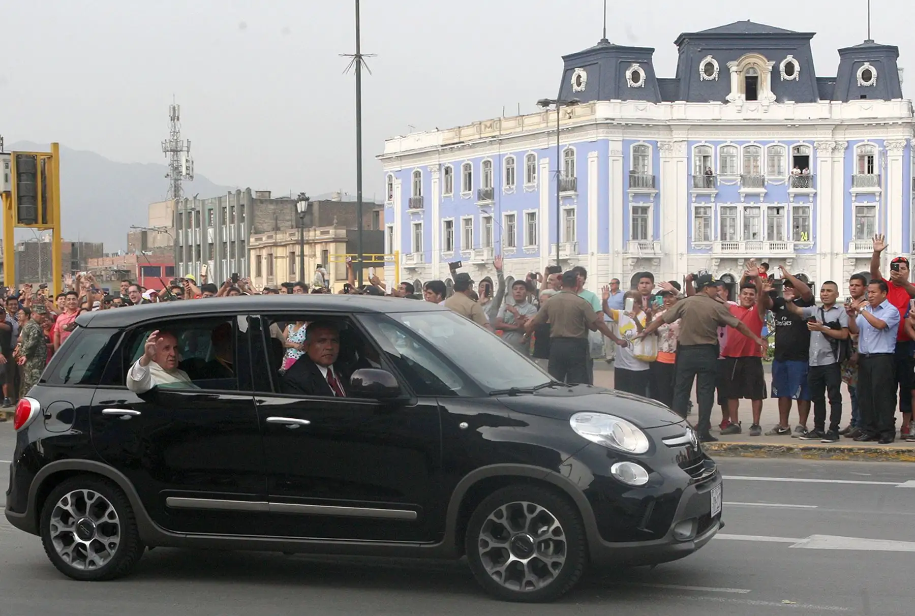 LIMA,PERÚ-ENERO 18.Papa Francisco pasa por la Plaza 2 de Mayo de Lima .Foto:ANDINA/Héctor Vinces.