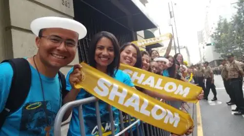 Jóvenes esperan al Santo Padre en alrededores de iglesia San Pedro. Foto. ANDINA