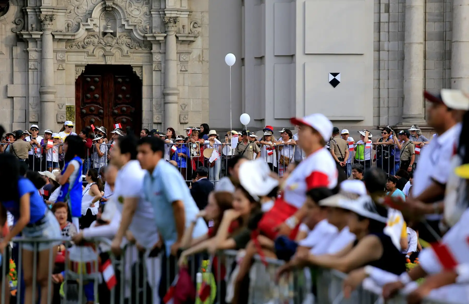 LIMA PERÚ - ENERO 19. Limeños esperan para saludar al Papa Francisco  en la Plaza Mayor. Foto: ANDINA/Alberto Orbegoso