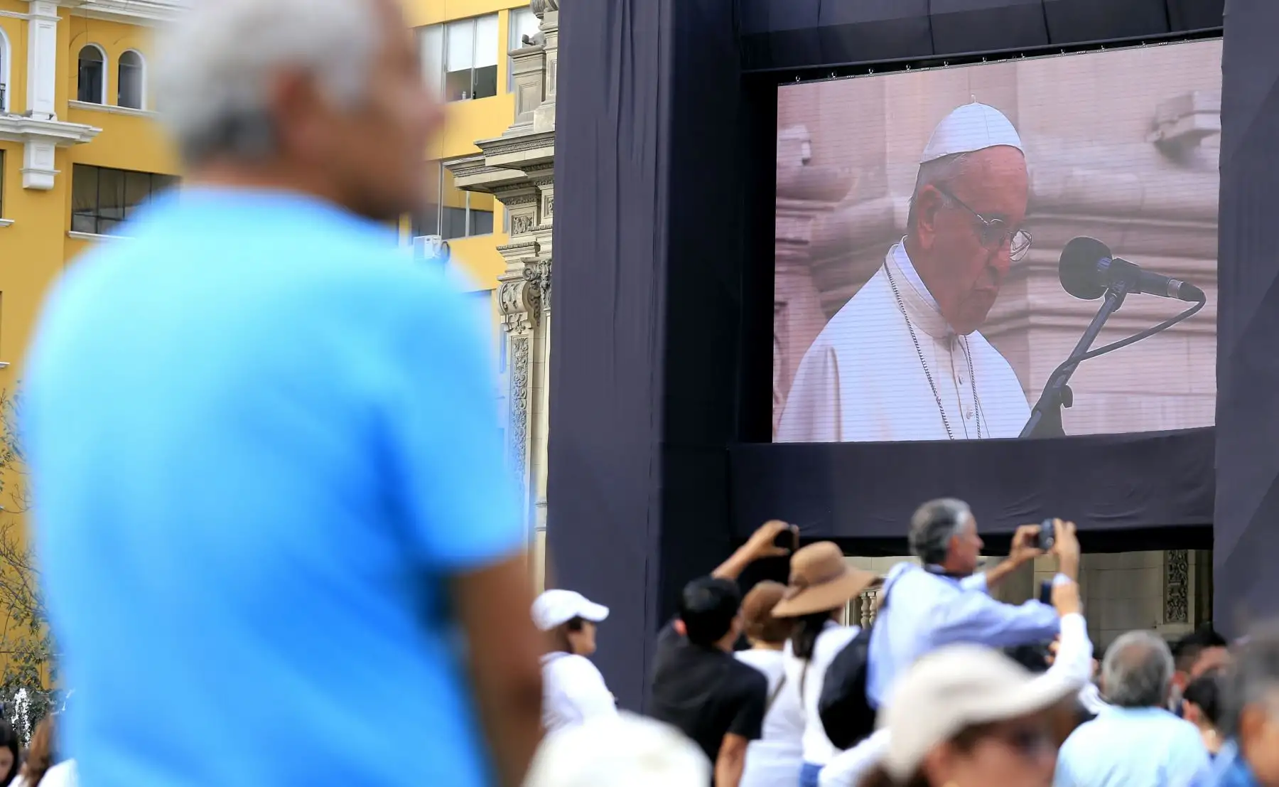 LIMA PERÚ - ENERO 19. Limeños esperan para saludar al Papa Francisco  en la Plaza Mayor. Foto: ANDINA/Alberto Orbegoso