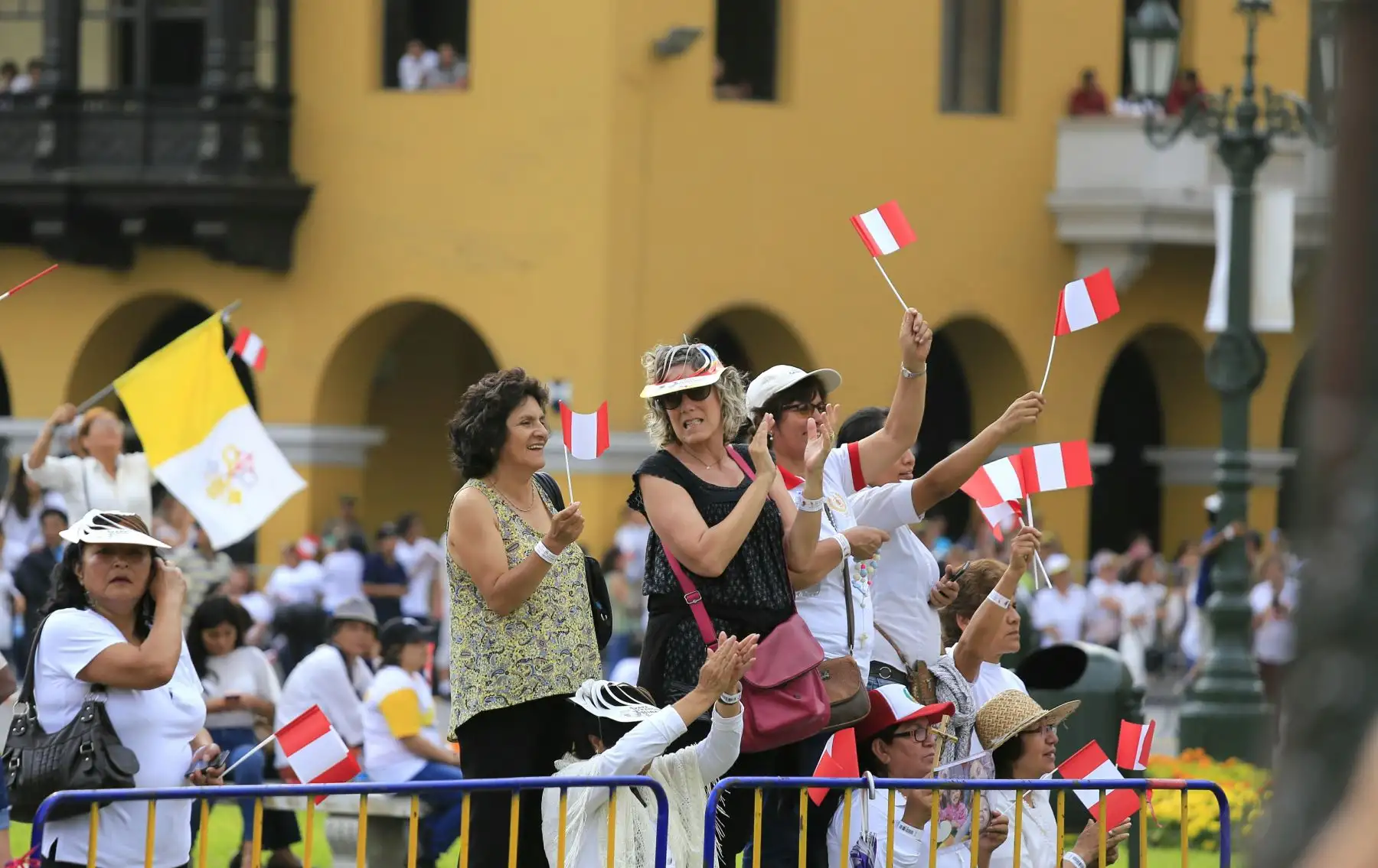 LIMA PERÚ - ENERO 19. Limeños esperan para saludar al Papa Francisco  en la Plaza Mayor. Foto: ANDINA/Alberto Orbegoso
