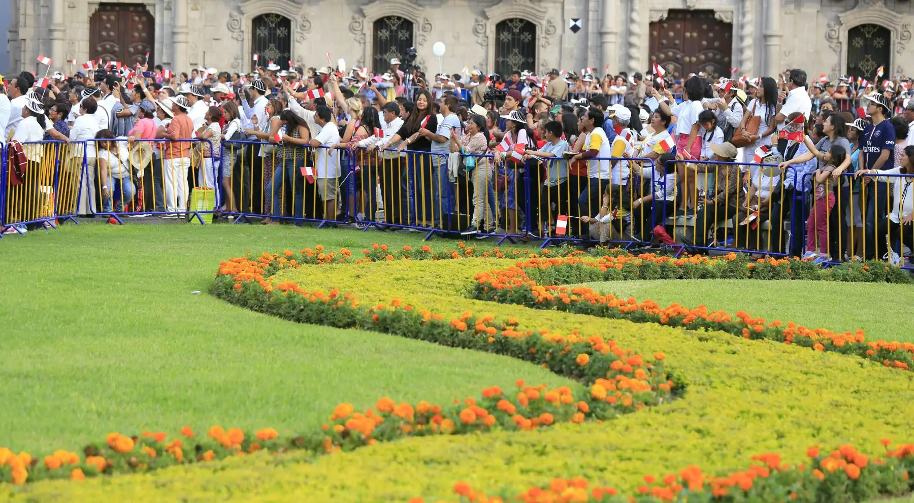 LIMA PERÚ - ENERO 19. Limeños esperan para saludar al Papa Francisco  en la Plaza Mayor. Foto: ANDINA/Alberto Orbegoso