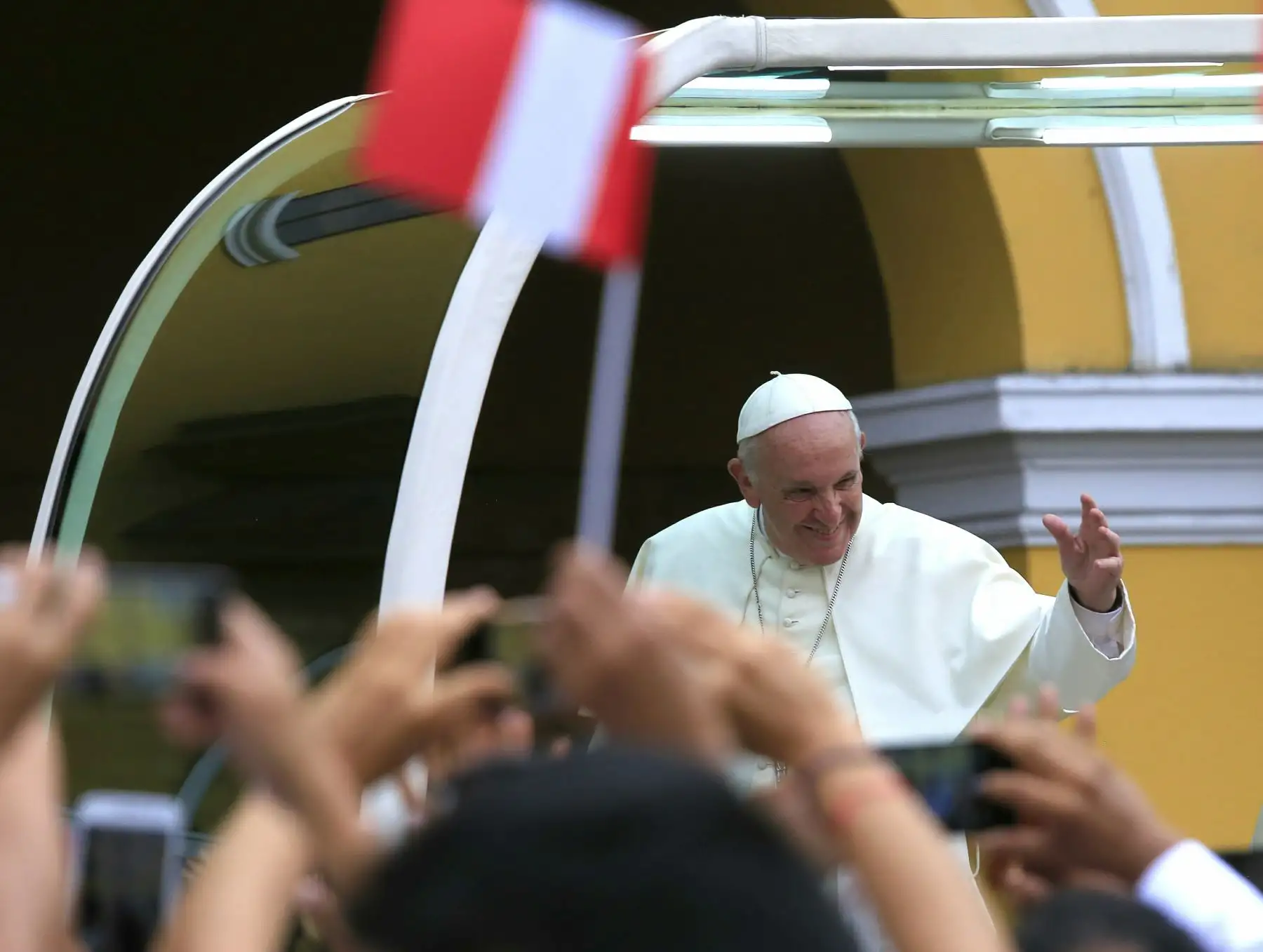 LIMA PERÚ - ENERO 19. Papa Francisco saluda a la población congregada en la Plaza Mayor  Foto: ANDINA/Alberto Orbegoso