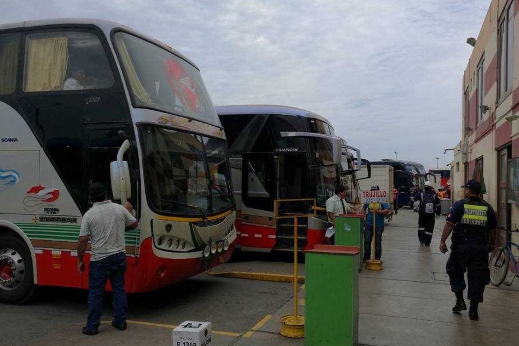 La afluencia de pasajeros que buscan viajar a la ciudad de Trujillo, capital de la región La Libertad, se incrementó en 30% en el terminal terrestre “El Chimbador” de la ciudad de Chimbote, en la provincia ancashina del Santa.