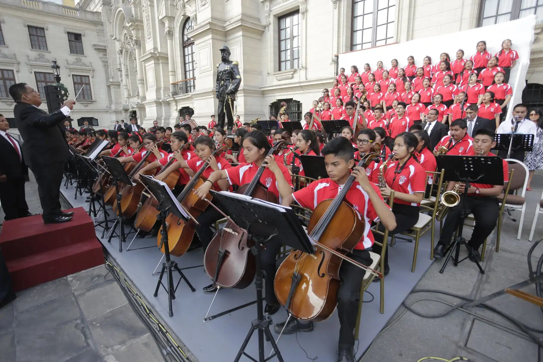 LIMA PERÚ - ENERO 19. Sinfónica de Manchay toca para Papa Francisco en su vista a Palacio de Gobierno  . Foto: ANDINA/Federico Romero