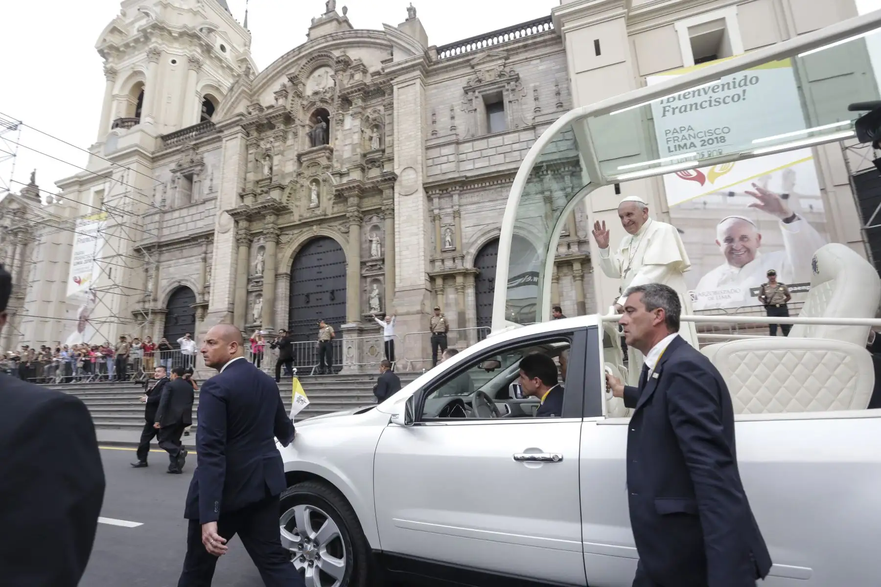 LIMA PERÚ - ENERO 19. Papa Francisco saluda a fieles reunidos en Plaza Mayor. Foto:ANDINA/Federico Romero