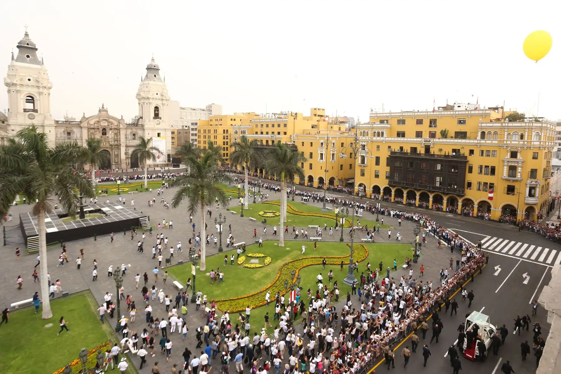 LIMA PERÚ - ENERO 19. Papa Francisco saluda a fieles reunidos en Plaza Mayor. Foto:ANDINA/Rubén Grandez