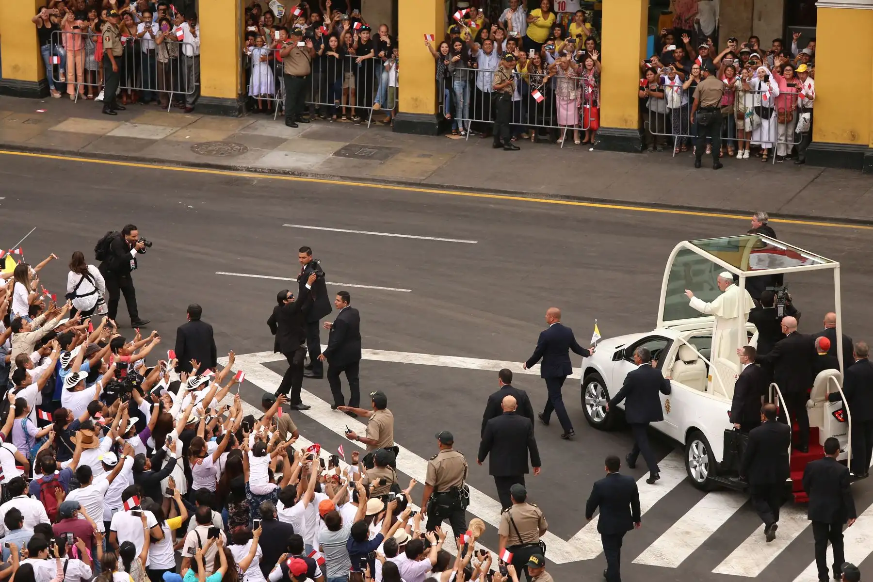 LIMA PERÚ - ENERO 19. Papa Francisco saluda a fieles reunidos en Plaza Mayor. Foto:ANDINA/Rubén Grandez