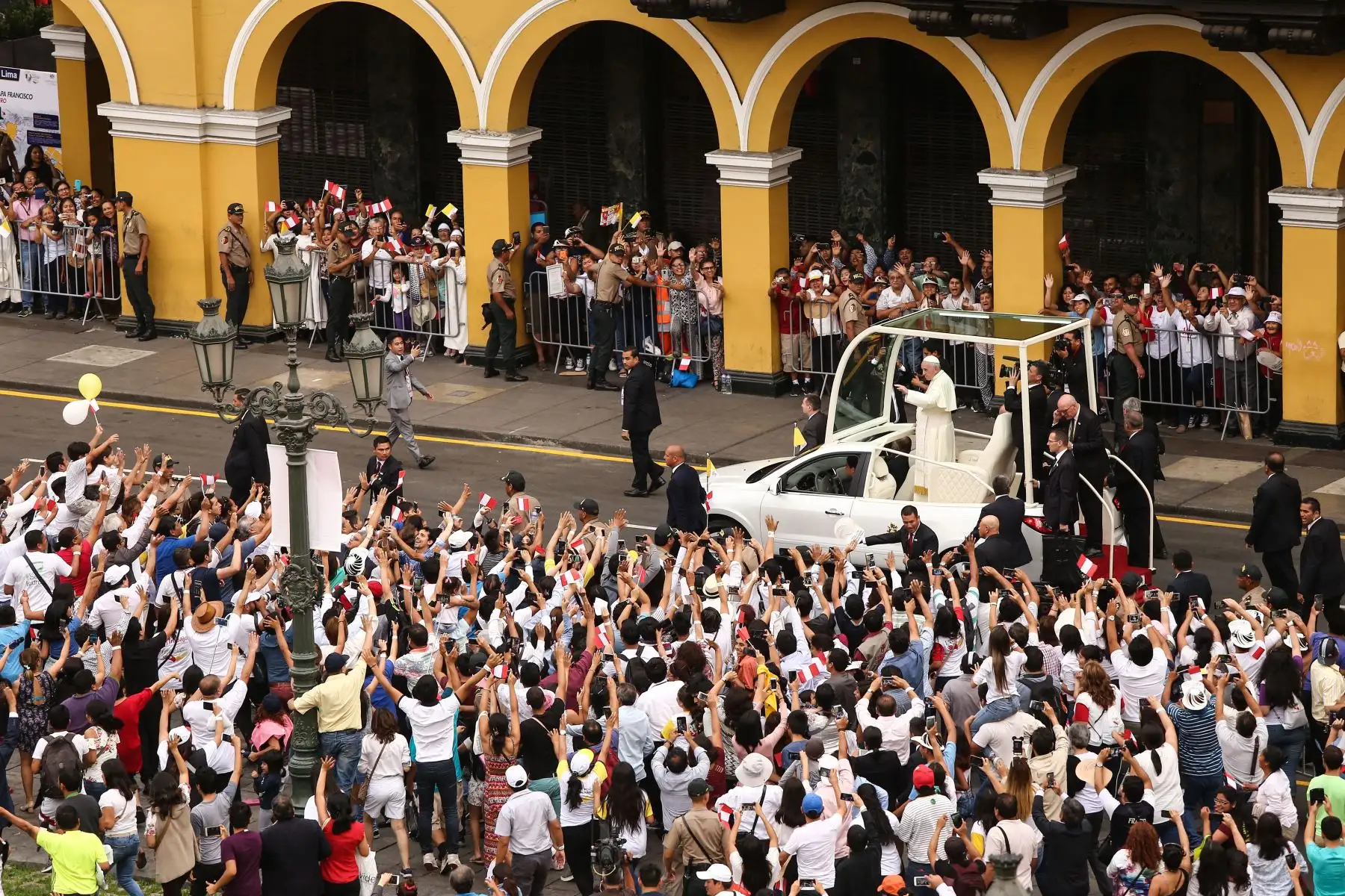 LIMA PERÚ - ENERO 19. Papa Francisco saluda a fieles reunidos en Plaza Mayor. Foto:ANDINA/Rubén Grandez
