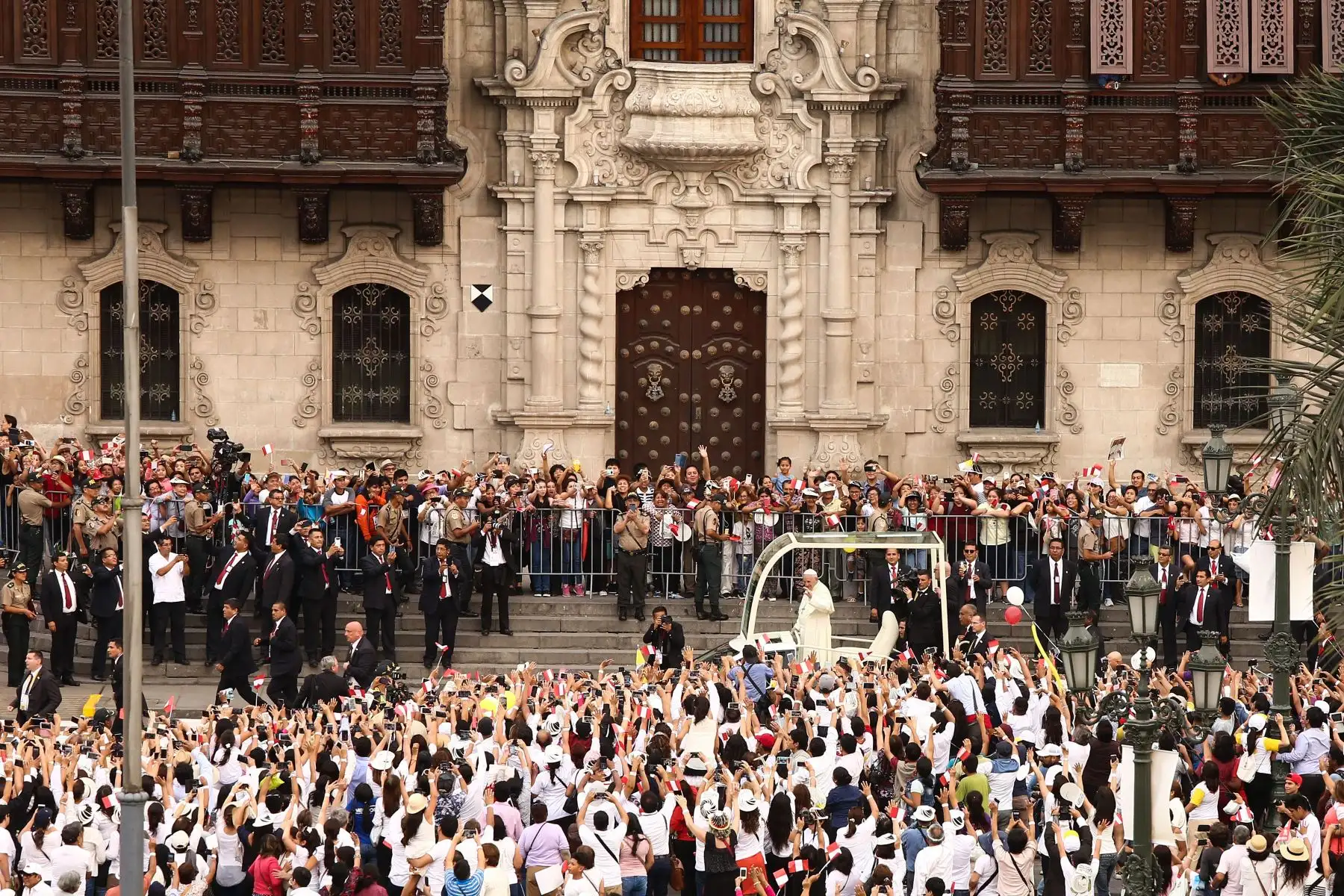 LIMA PERÚ - ENERO 19. Papa Francisco saluda a fieles reunidos en Plaza Mayor. Foto:ANDINA/Rubén Grandez