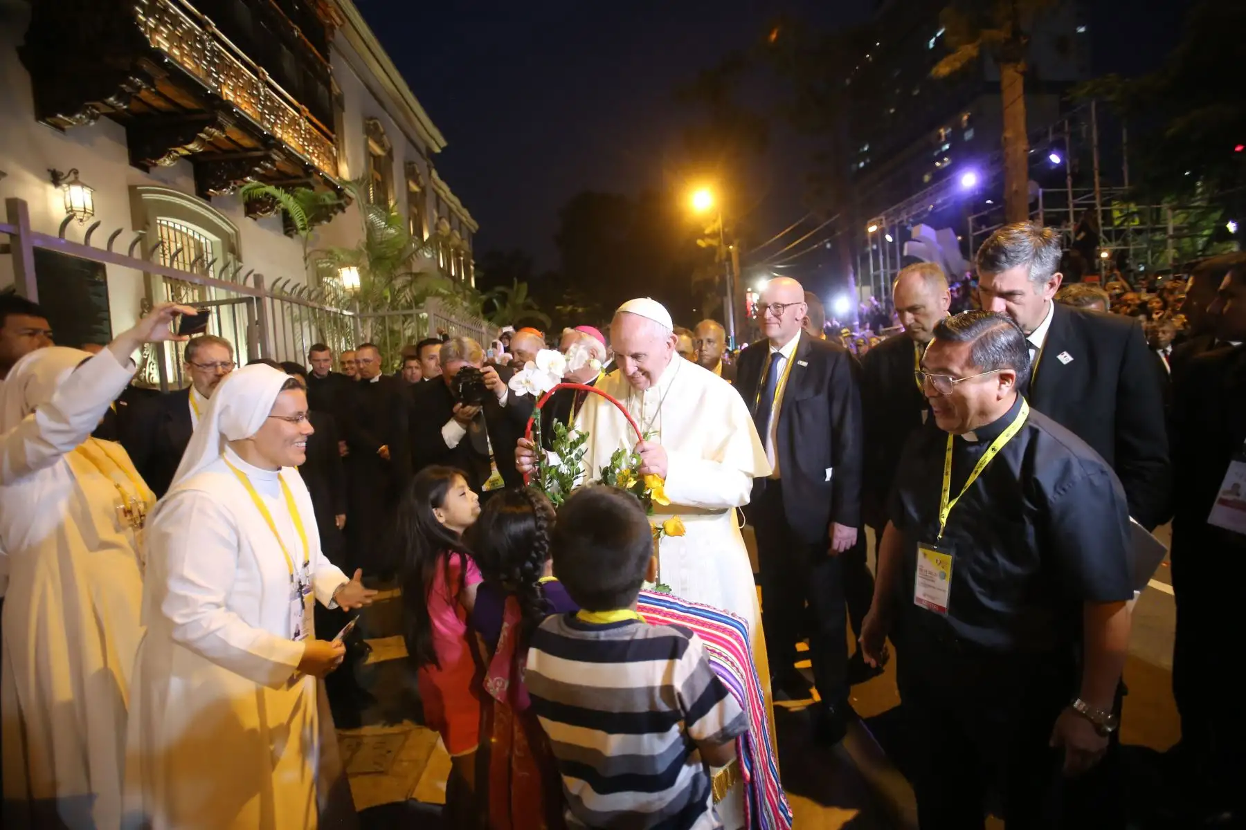 LIMA PERÚ - ENERO 19. Papa Francisco llega a la Nunciatura Apostólica donde es recibido por miles de fieles. Foto: ANDINA/Cesar Garcia