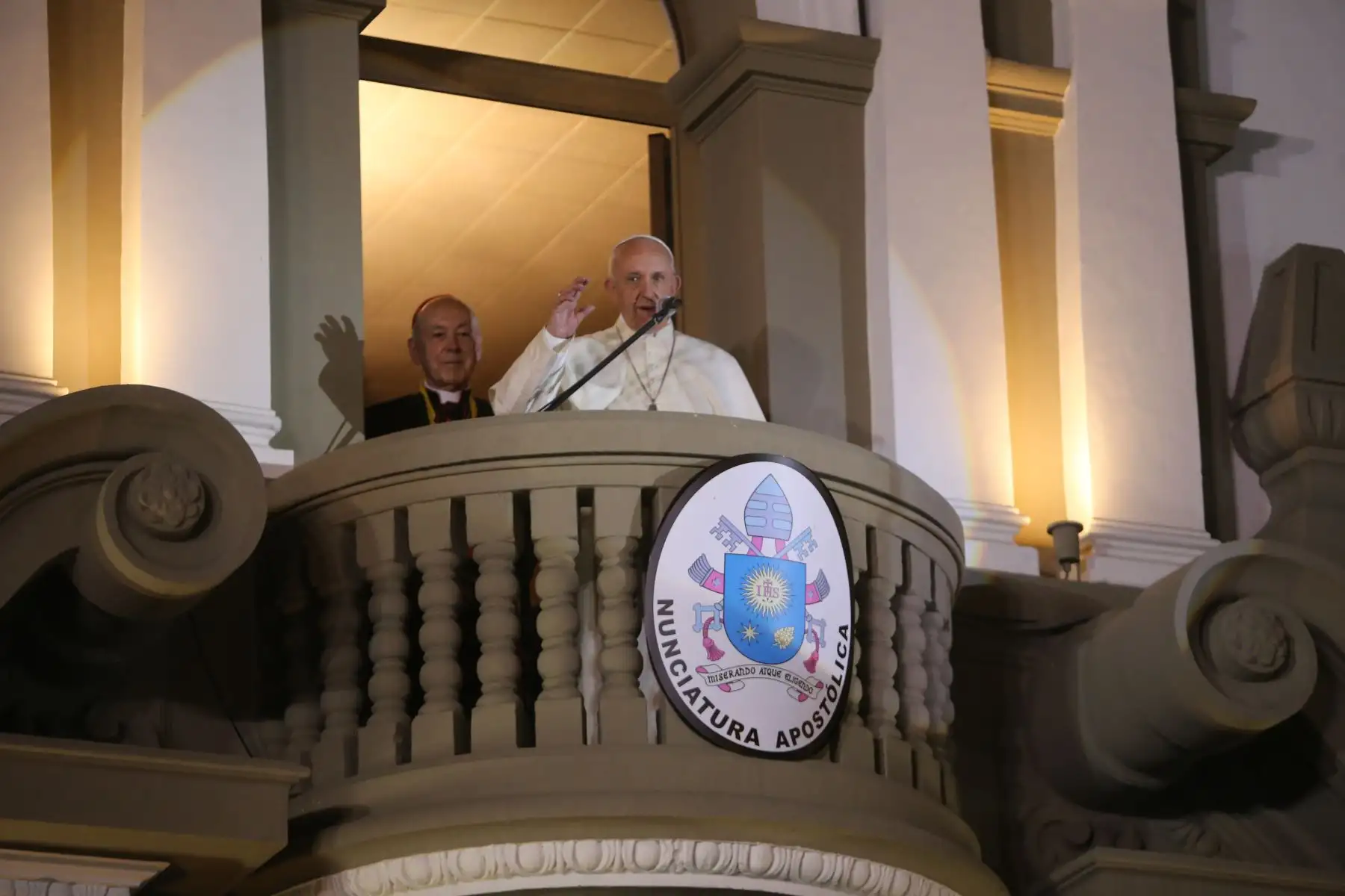 LIMA PERÚ - ENERO 19. Papa Francisco llega a la Nunciatura Apostólica donde es recibido por miles de fieles. Foto: ANDINA/Cesar Garcia