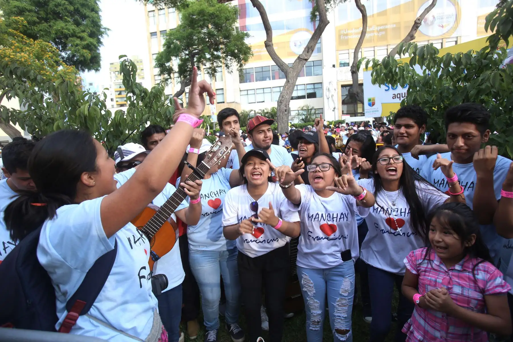 LIMA PERÚ - ENERO 19.  Fieles esperan llegada de Papa Francisco  a la Nunciatura Apostólica. Foto: ANDINA/Claudia Alva