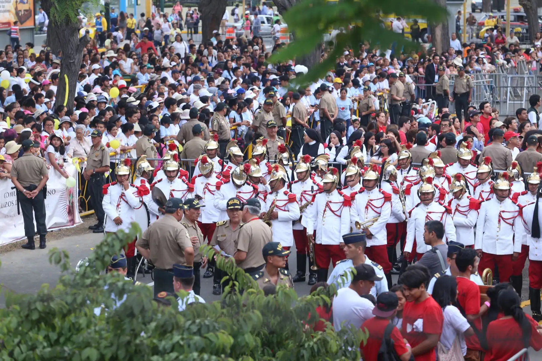 LIMA PERÚ - ENERO 19.  Fieles esperan llegada de Papa Francisco  a la Nunciatura Apostólica. Foto: ANDINA/Claudia Alva
