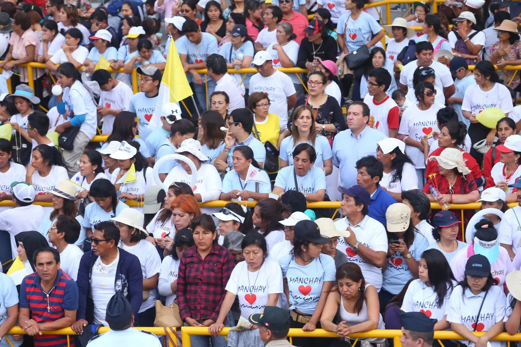 LIMA PERÚ - ENERO 19.  Fieles esperan llegada de Papa Francisco  a la Nunciatura Apostólica. Foto: ANDINA/Claudia Alva