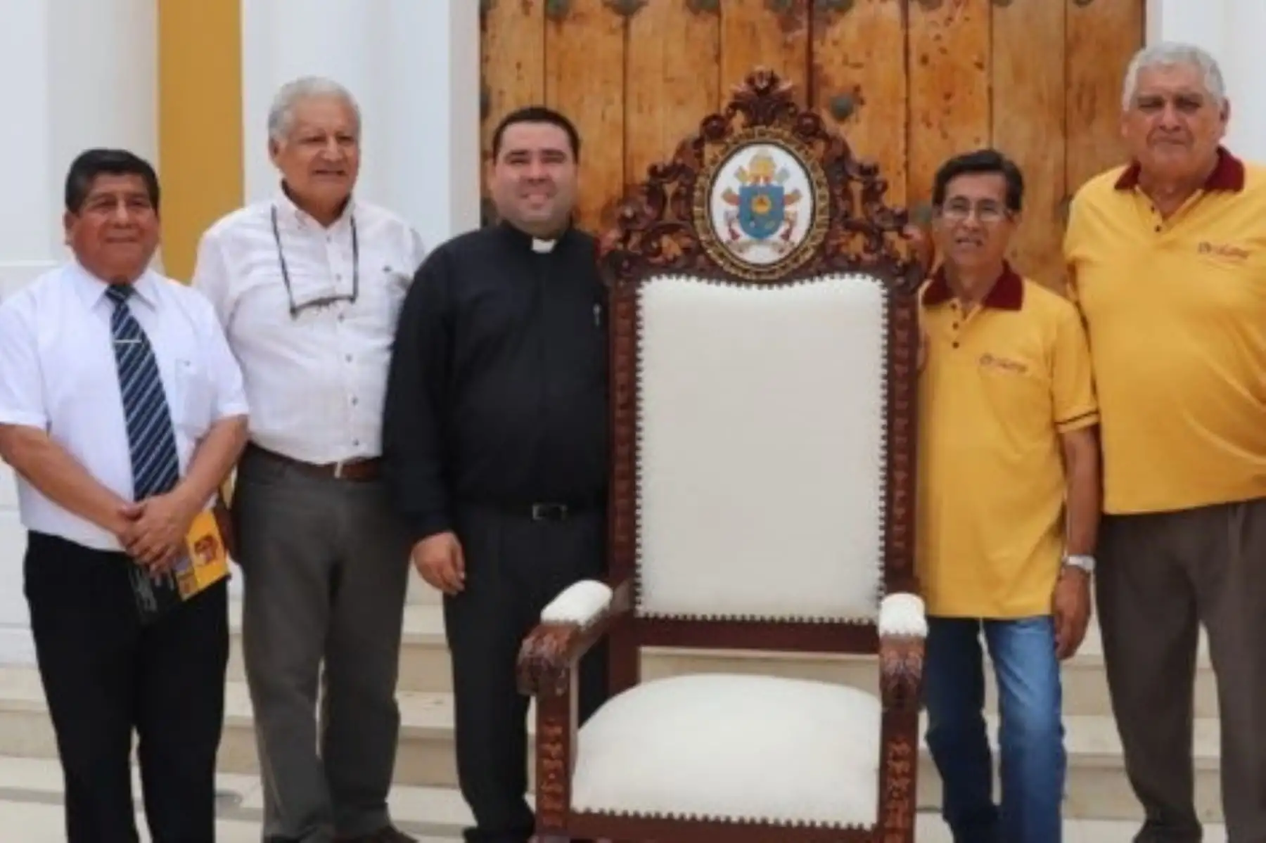 Un imponente sillón de madera, de estilo barroco, diseñado especialmente para su visita pastoral, utilizará mañana el Papa Francisco en su encuentro con los obispos, sacerdotes, religiosas y seminaristas, en el Colegio Seminario San Carlos y San Marcelo.