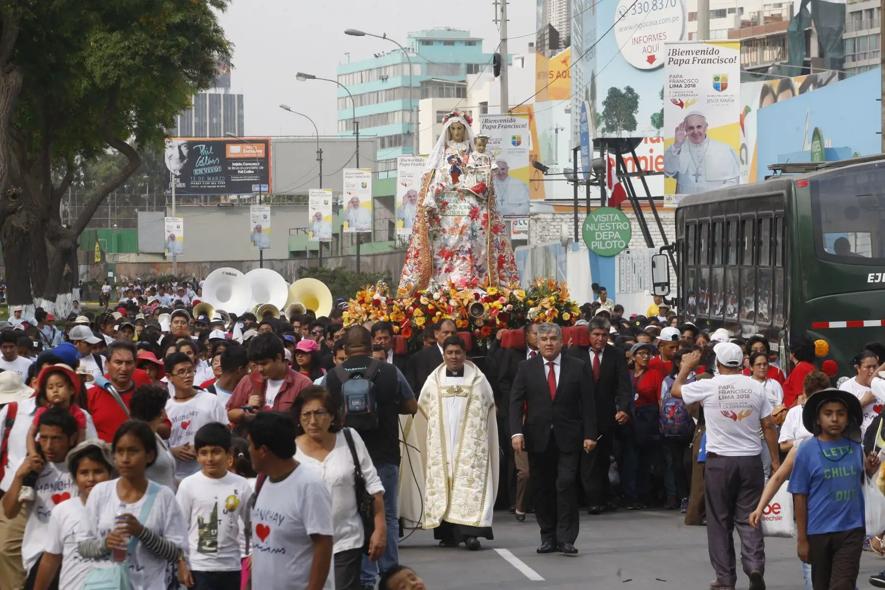 LIMA PERÚ - ENERO 19. Decenas de pobladores de Manchay llegan a la Nunciatura junto a la Virgen del Rosario que será bendecida por Papa Francisco. Foto: ANDINA/Eddy Ramos
