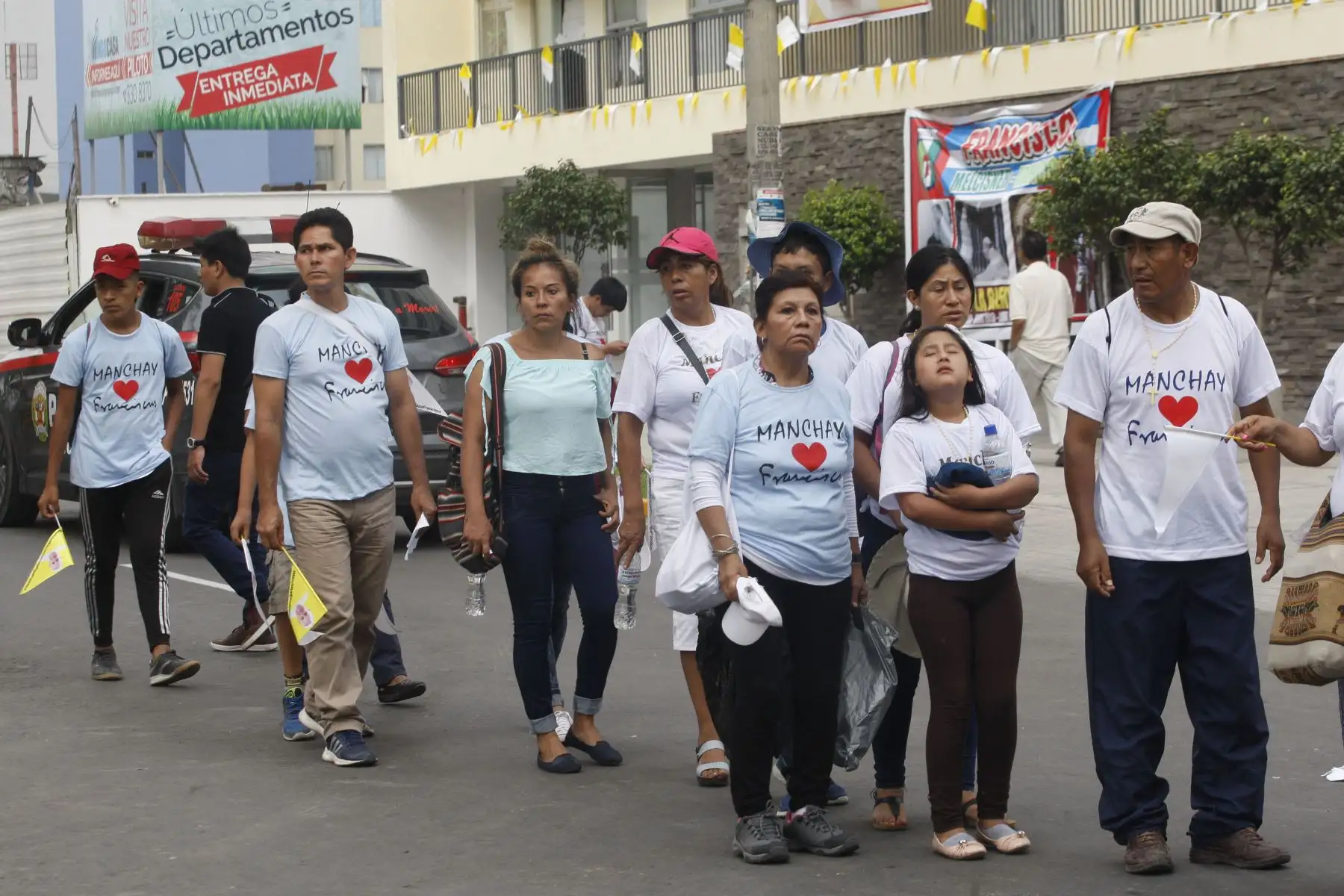 LIMA PERÚ - ENERO 19. Decenas de pobladores de Manchay llegan a la Nunciatura junto a la Virgen del Rosario que será bendecida por Papa Francisco. Foto: ANDINA/Eddy Ramos