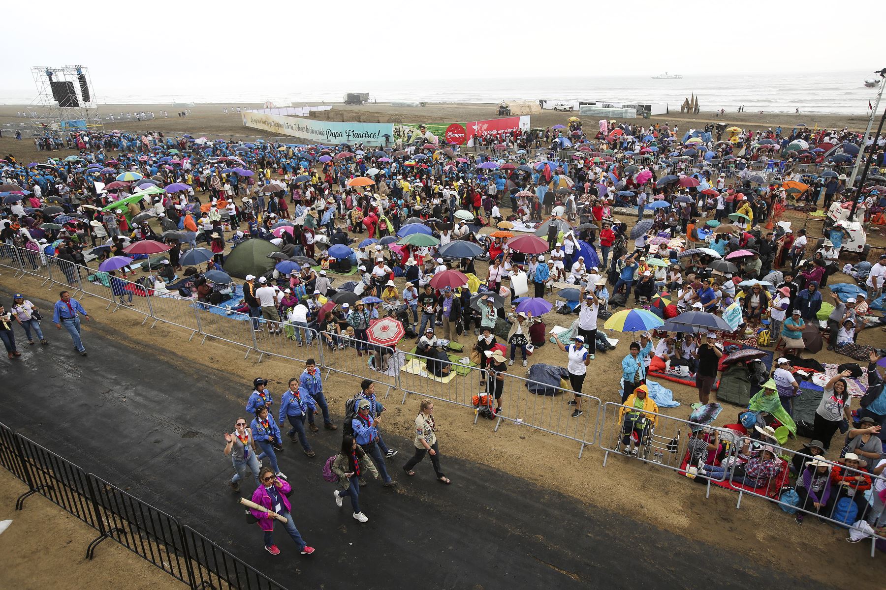 Feligreses se congregan en la playa de Huanchaco a la espera del Papa Francisco. Foto: ANDINA.