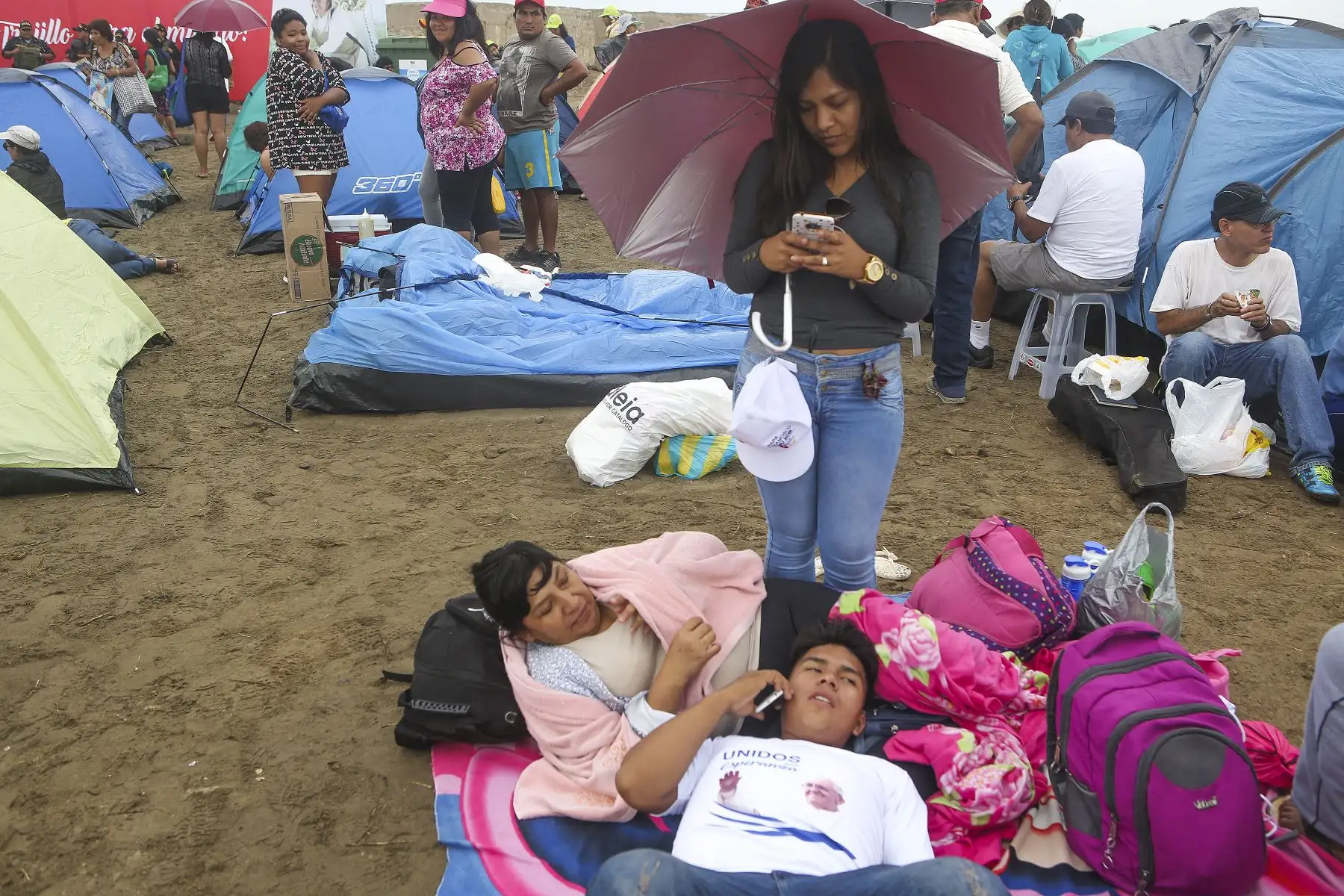 TRUJILLO PERÚ - ENERO 19.  Fieles acampan en Huanchaco esperando llegada del Papa Francisco . Foto: ANDINA/Roberto Cáceres