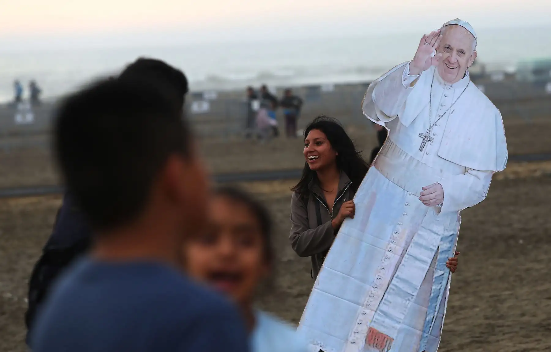 TRUJILLO PERÚ - ENERO 19.  Fieles acampan en Huanchaco esperando llegada del Papa Francisco . Foto: ANDINA/Jose Tejada