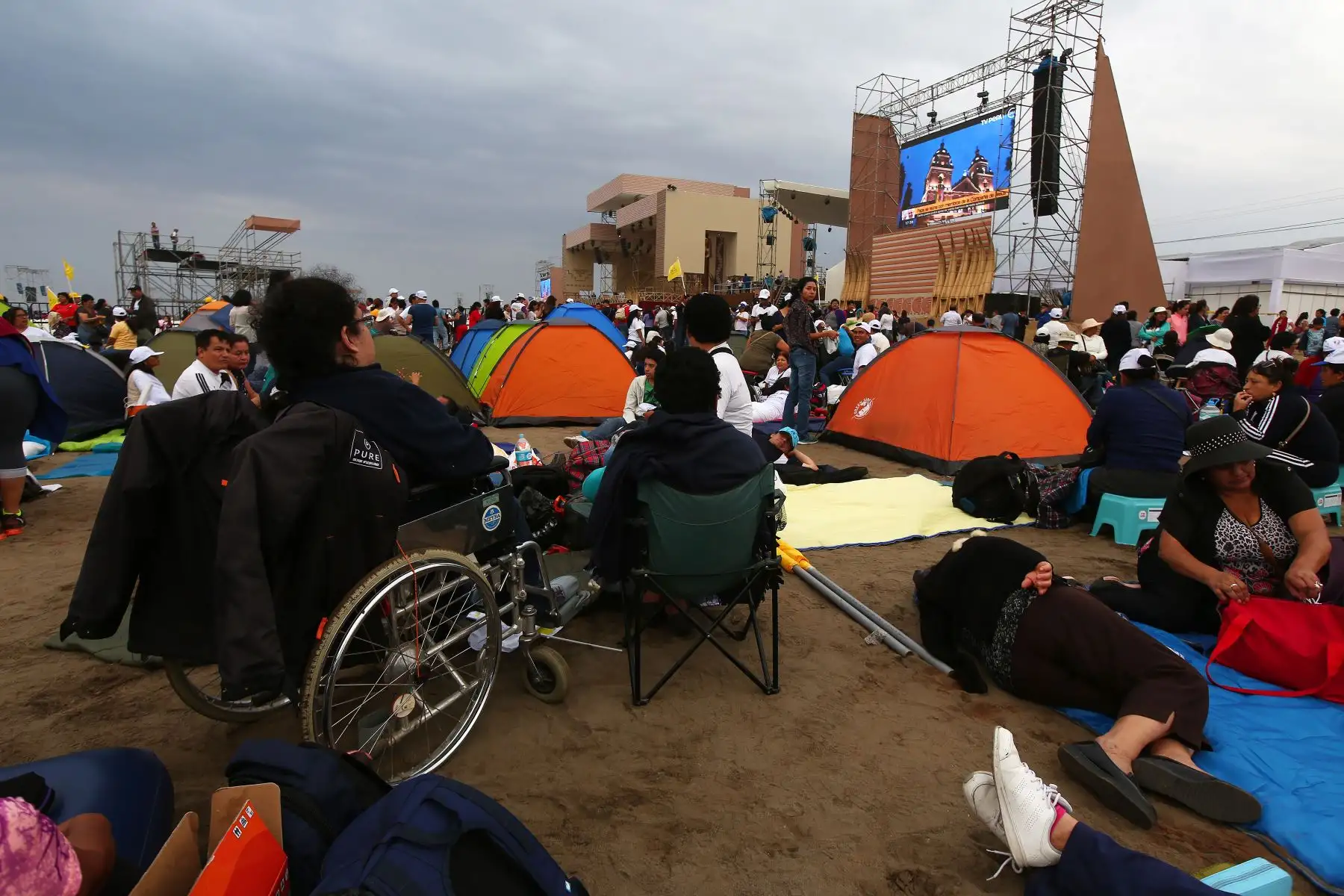 TRUJILLO PERÚ - ENERO 19.  Fieles acampan en Huanchaco esperando llegada del Papa Francisco . Foto: ANDINA/Jose Tejada