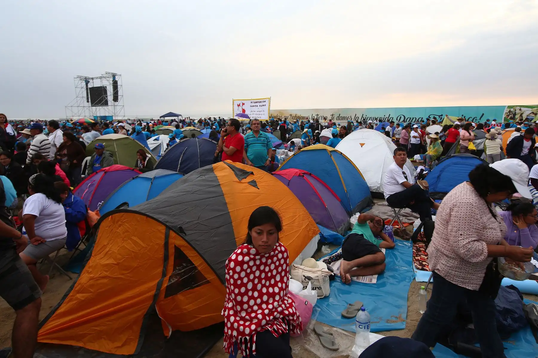 TRUJILLO PERÚ - ENERO 19.  Fieles acampan en Huanchaco esperando llegada del Papa Francisco . Foto: ANDINA/Jose Tejada