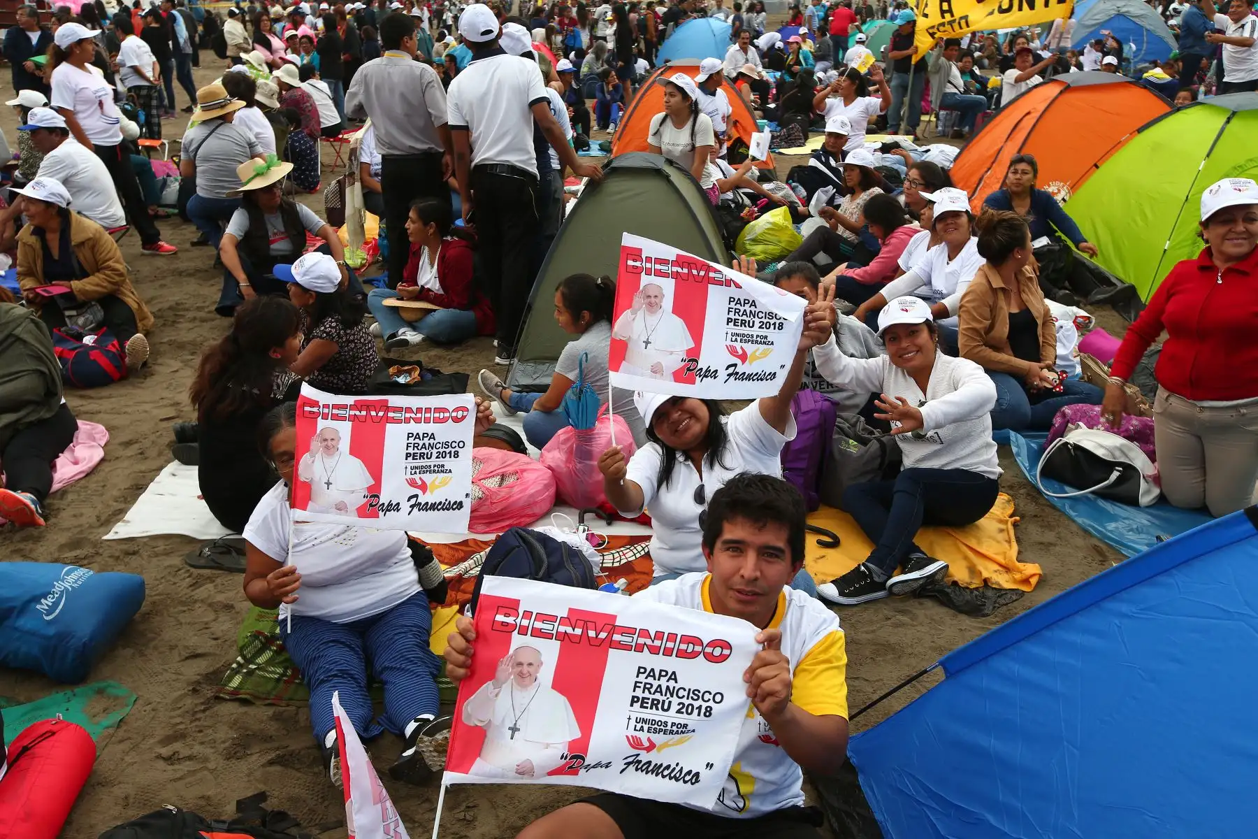 Feligreses se congregan en la playa de Huanchaco a la espera del Papa Francisco. Foto: ANDINA.