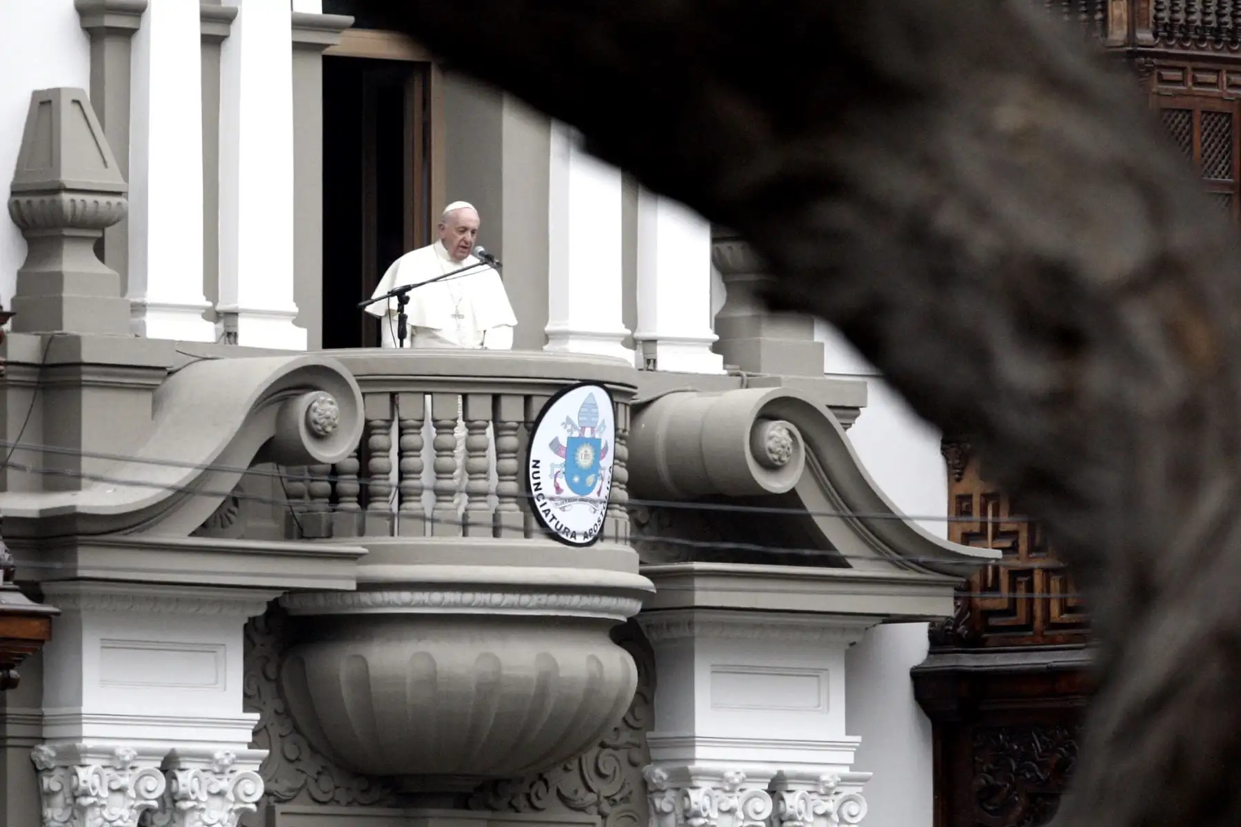 LIMA PERÚ - ENERO 20. Papa Francisco saluda a los fieles  a su salida de la Nunciatura. Foto: ANDINA/Eddy Ramos