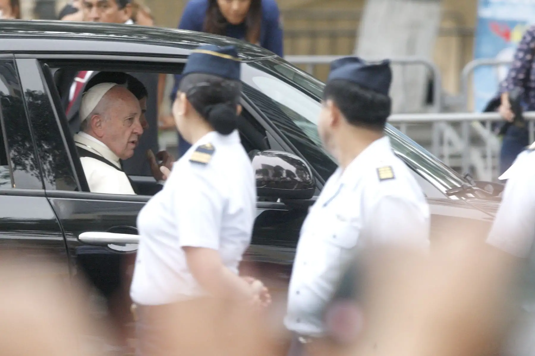 LIMA PERÚ - ENERO 20. Papa Francisco saluda a los fieles  a su salida de la Nunciatura. Foto: ANDINA/Eddy Ramos