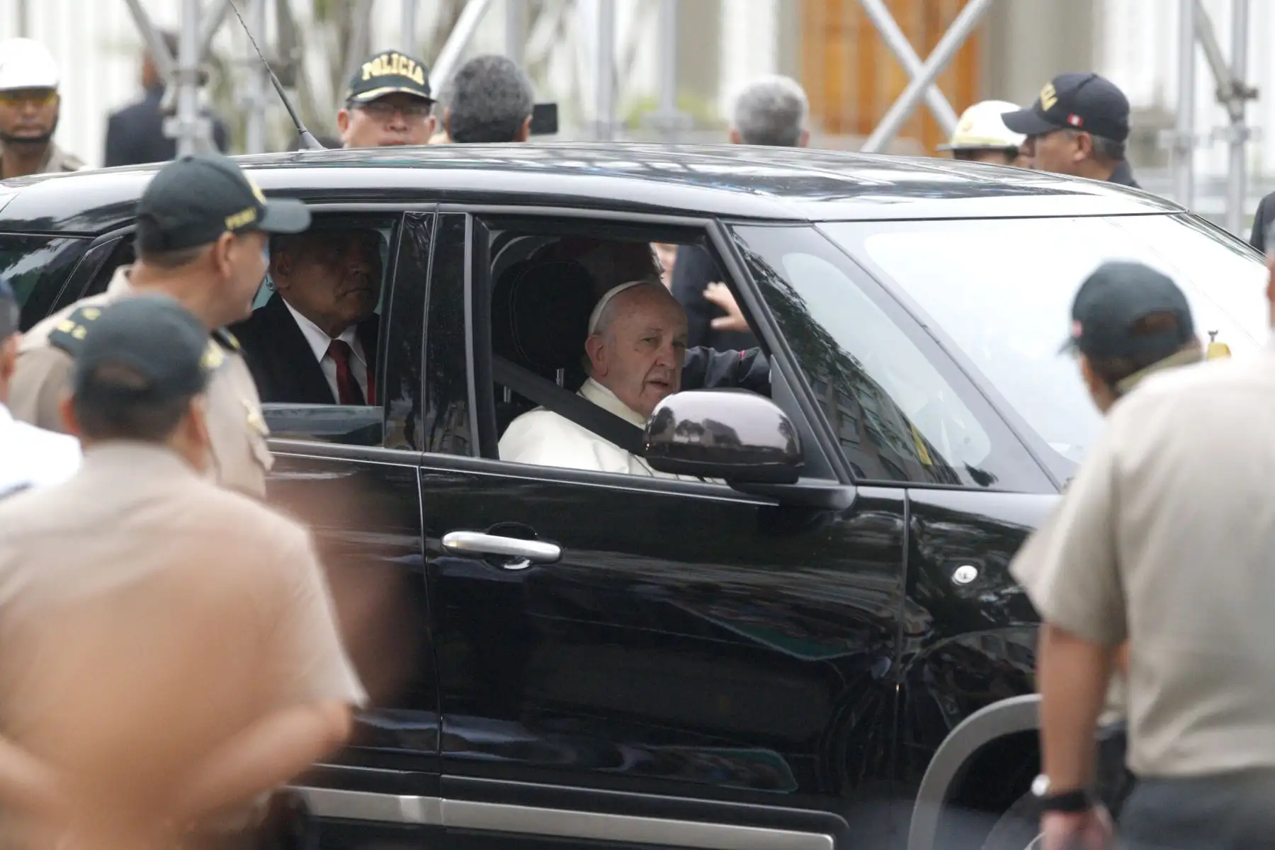 LIMA PERÚ - ENERO 20. Papa Francisco saluda a los fieles  a su salida de la Nunciatura. Foto: ANDINA/Eddy Ramos
