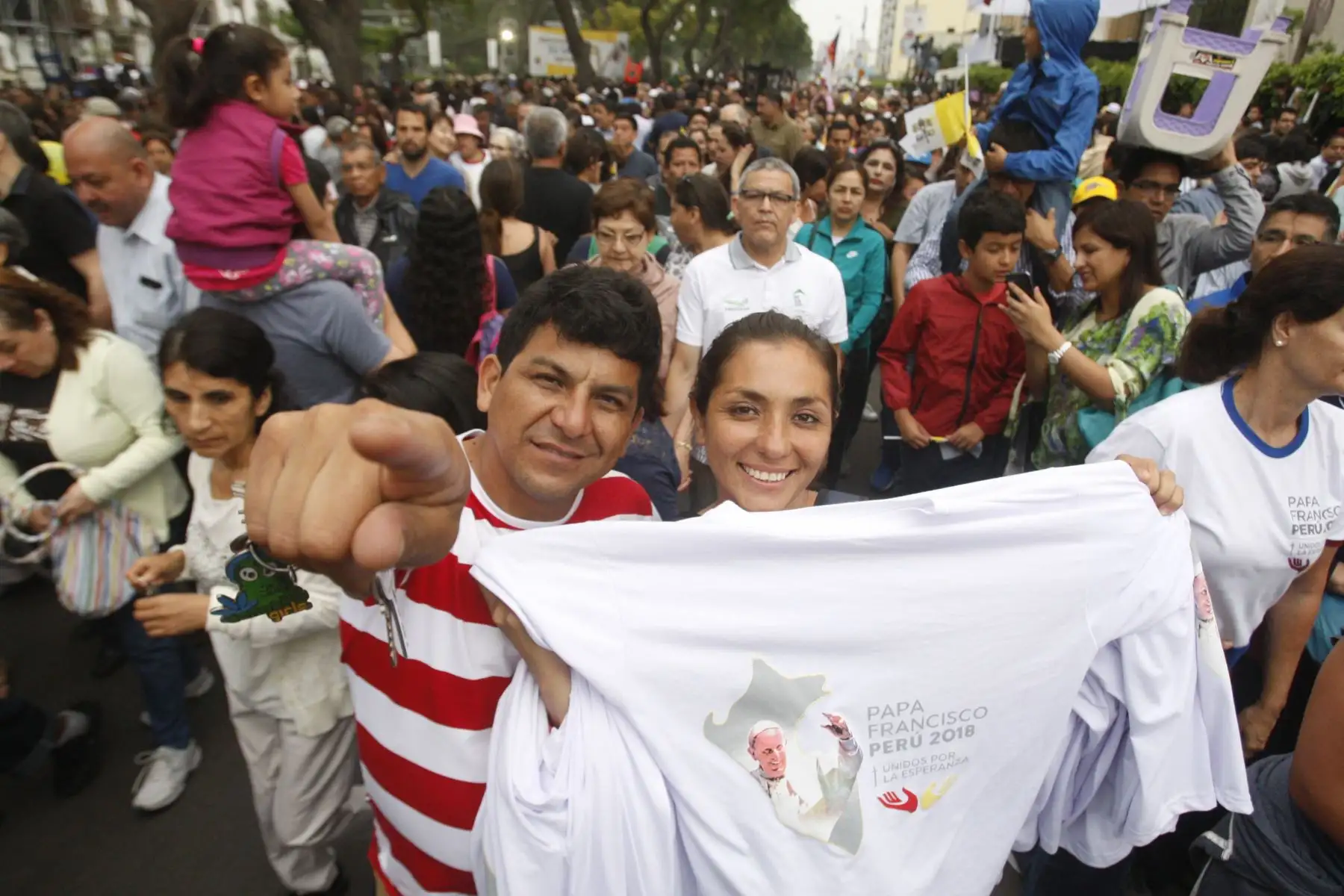 LIMA PERÚ - ENERO 20. Papa Francisco saluda a los fieles  a su salida de la Nunciatura. Foto: ANDINA/Eddy Ramos