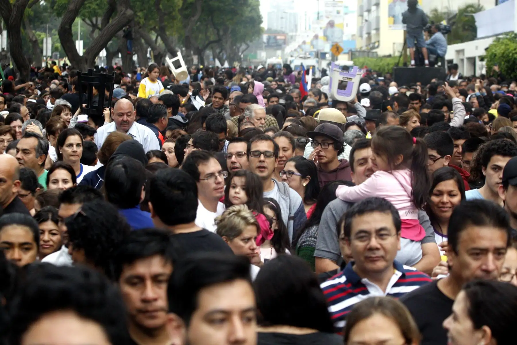 LIMA PERÚ - ENERO 20. Fieles esperaron al Papa Francisco en la Nunciatura Apostólica.Foto: ANDINA/Eddy Ramos