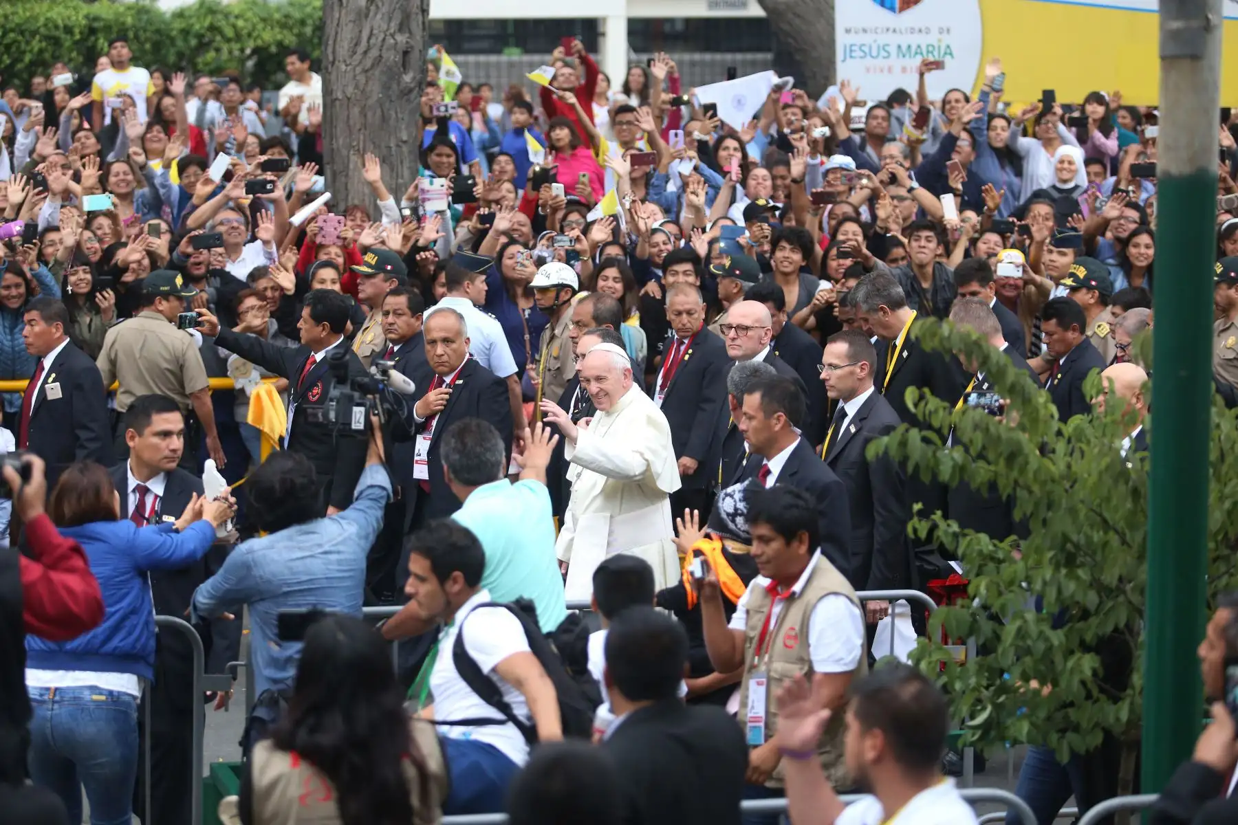 LIMA PERÚ - ENERO 20. Papa Francisco saluda a los fieles  a su salida de la Nunciatura Foto: ANDINA/Claudia Alva