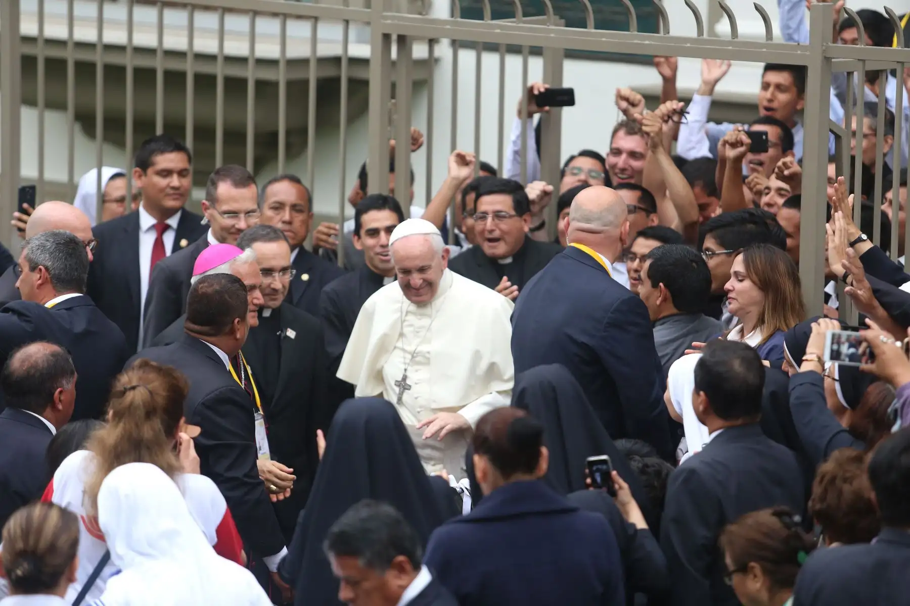 LIMA PERÚ - ENERO 20. Papa Francisco saluda a los fieles  a su salida de la Nunciatura Foto: ANDINA/Claudia Alva