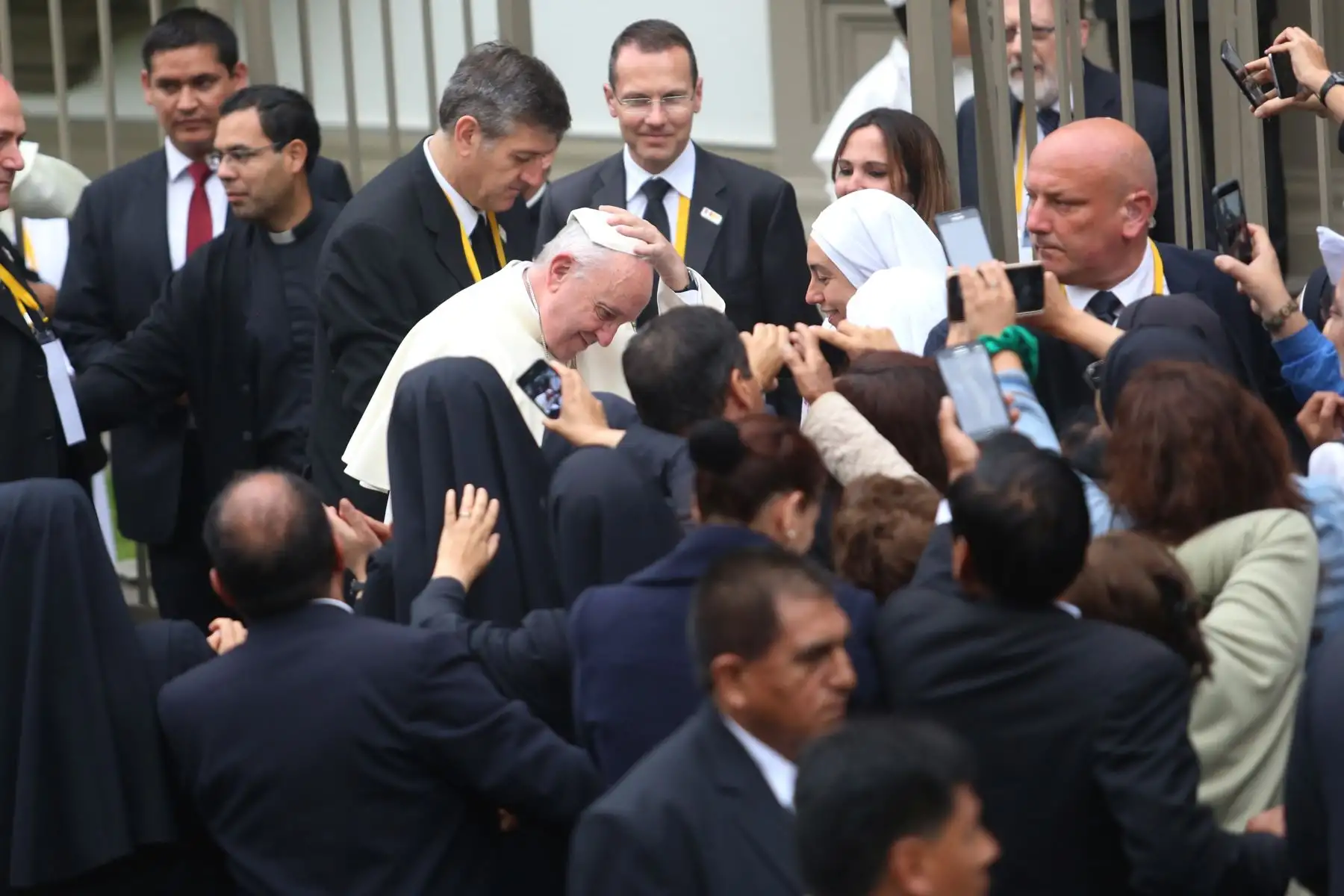 LIMA PERÚ - ENERO 20. Papa Francisco saluda a los fieles  a su salida de la Nunciatura Foto: ANDINA/Claudia Alva