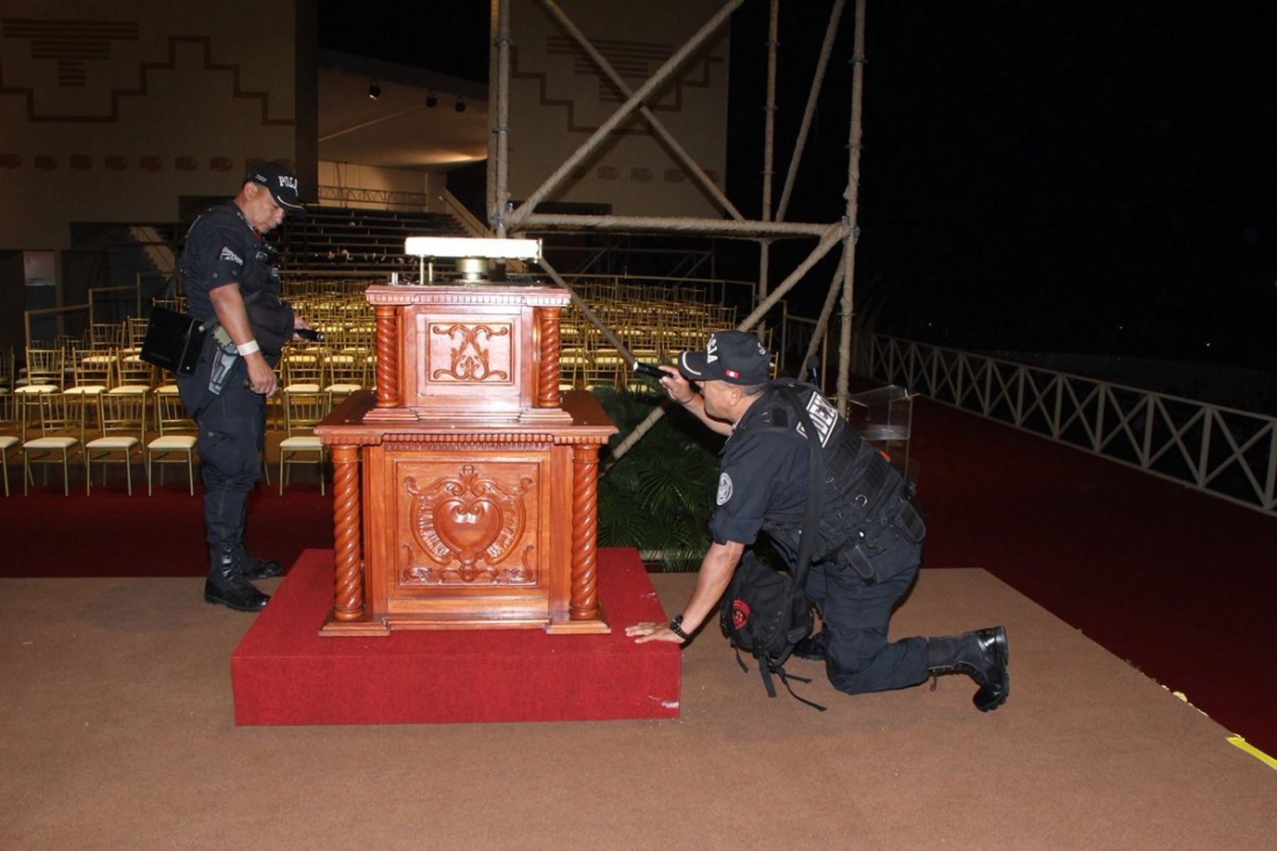Policía realiza últimas labores de inspección en altar desde donde el Papa Francisco oficiará misa en Huanchaco. ANDINA/Difusión