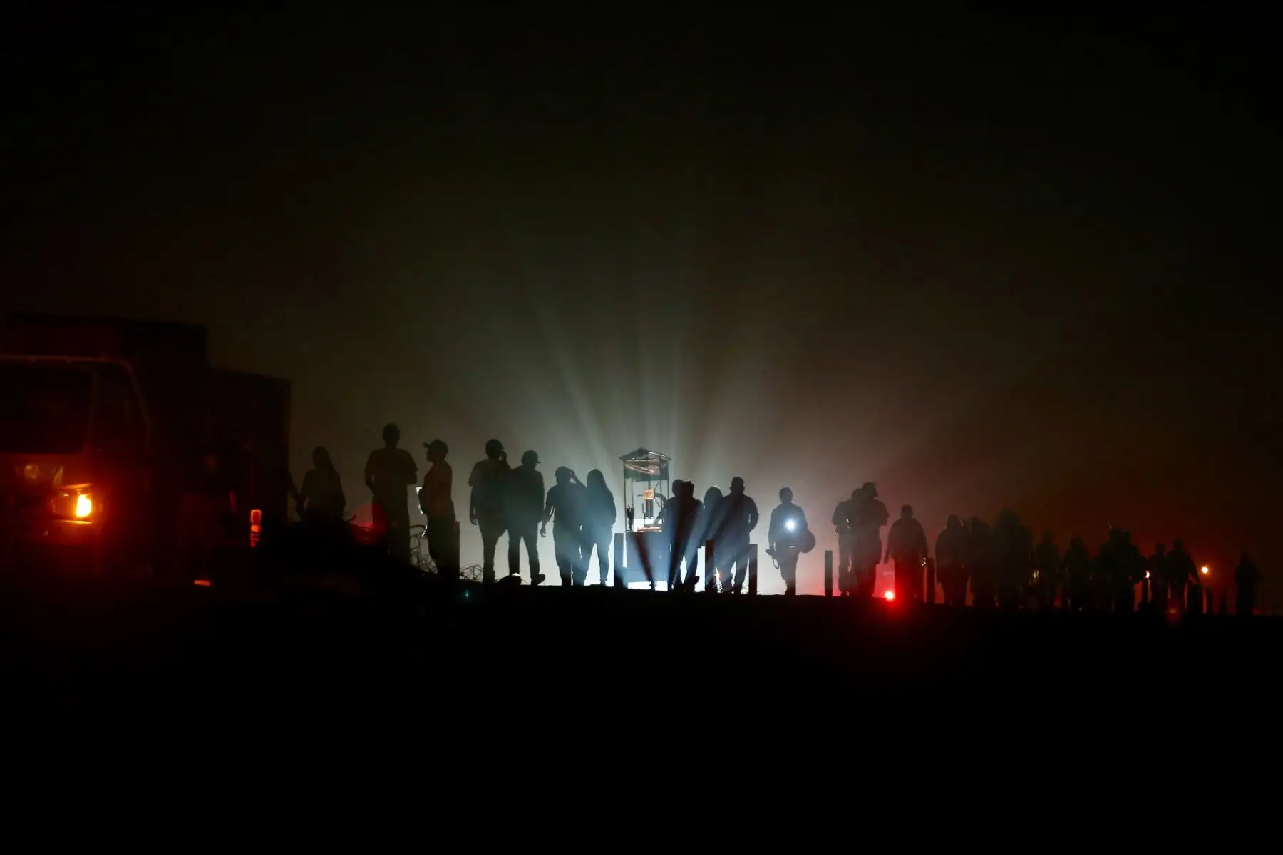 TRUJILLO PERÚ - ENERO 20. Feligreses realizan vigilia en Huanchaco, durante la madrugada del sábado a la espera de la llegad del Papa Francisco. Foto:ANDINA/Pavel Ugaz