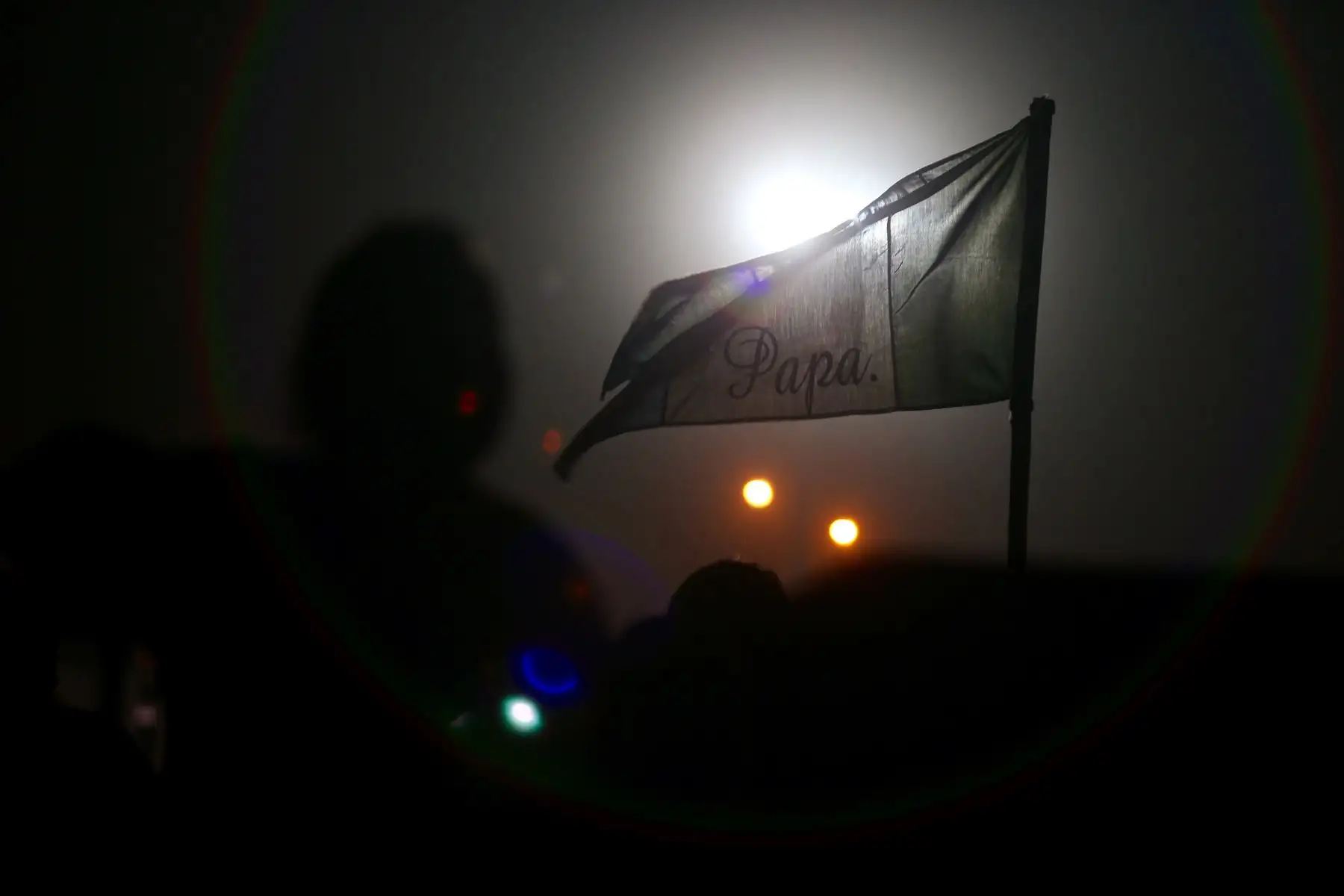 TRUJILLO PERÚ - ENERO 20. Feligreses realizan vigilia en Huanchaco, durante la madrugada del sábado a la espera de la llegad del Papa Francisco. Foto:ANDINA/Pavel Ugaz