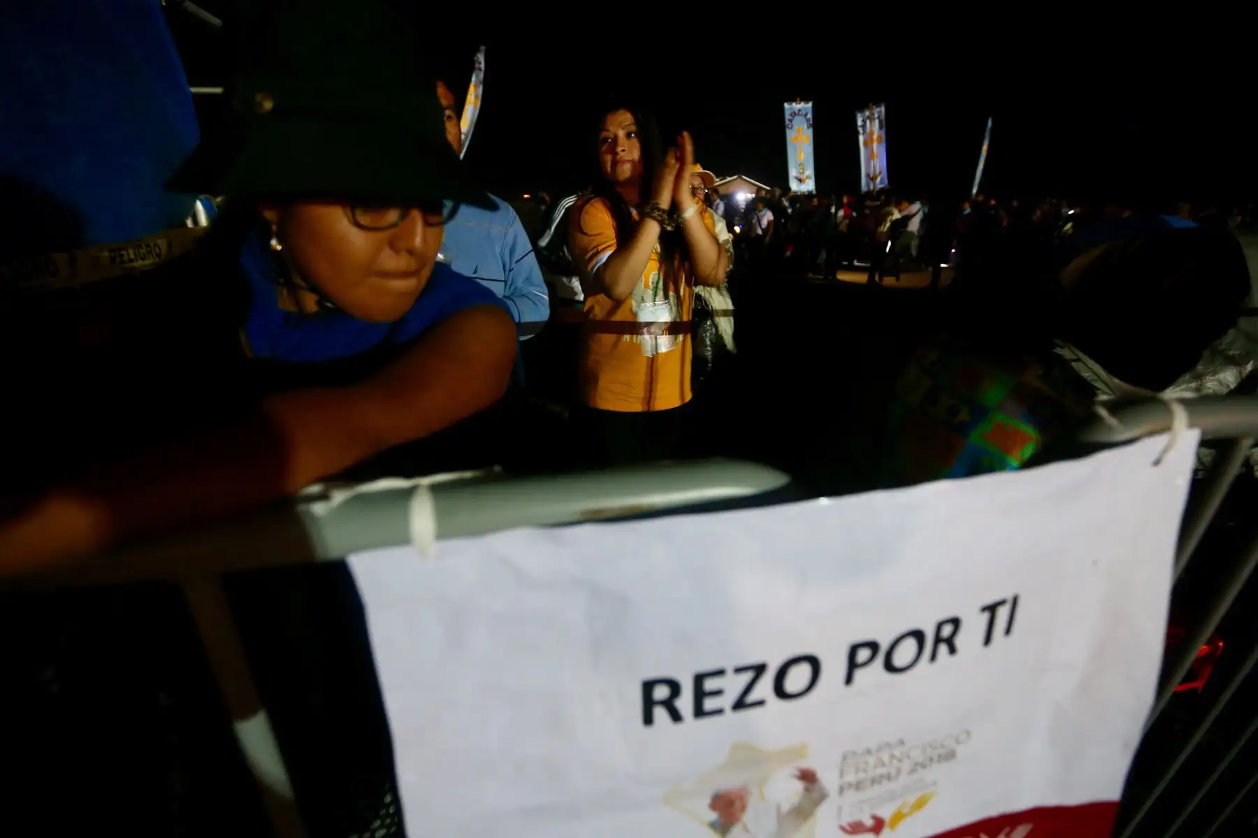 TRUJILLO PERÚ - ENERO 20. Feligreses realizan vigilia en Huanchaco, durante la madrugada del sábado a la espera de la llegad del Papa Francisco. Foto:ANDINA/Pavel Ugaz