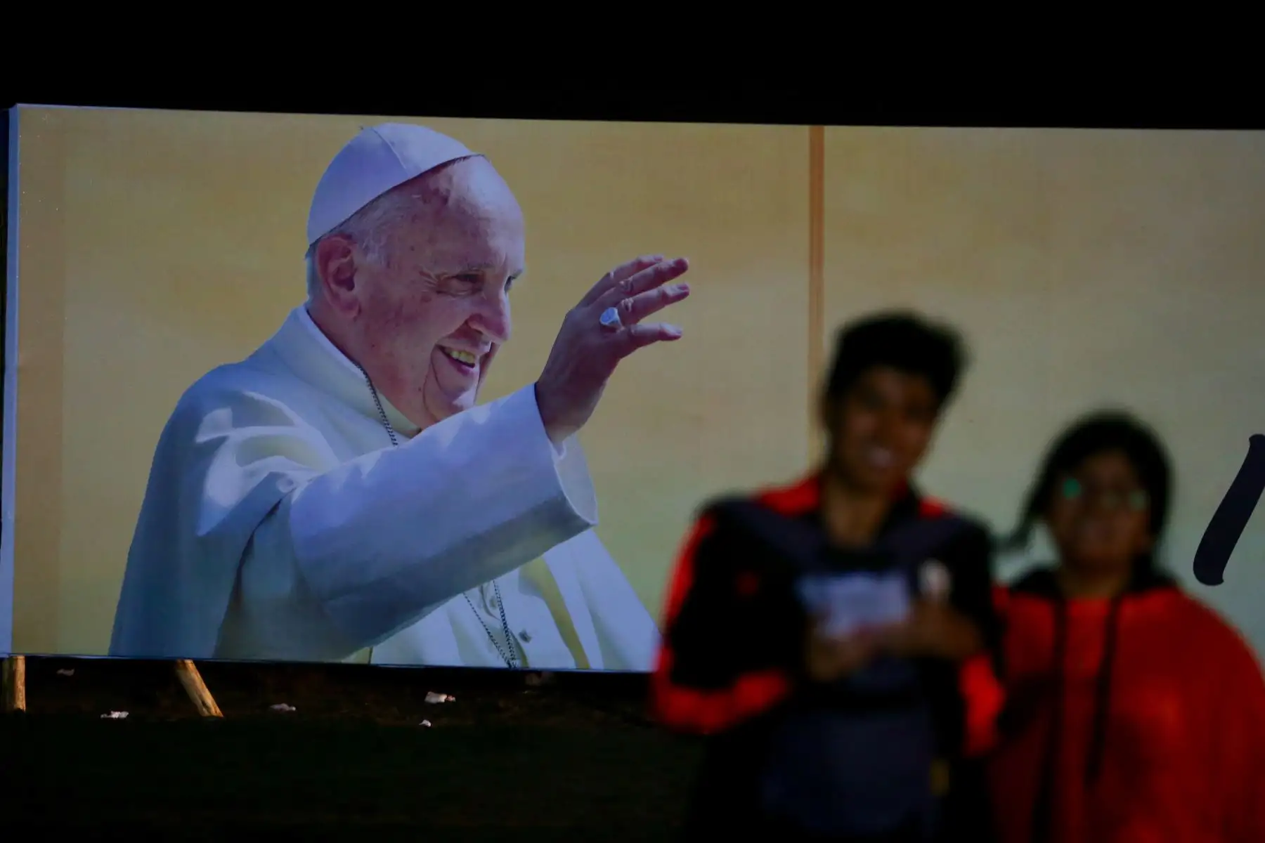 TRUJILLO PERÚ - ENERO 20. Feligreses realizan vigilia en Huanchaco, durante la madrugada del sábado a la espera de la llegad del Papa Francisco. Foto:ANDINA/Pavel Ugaz