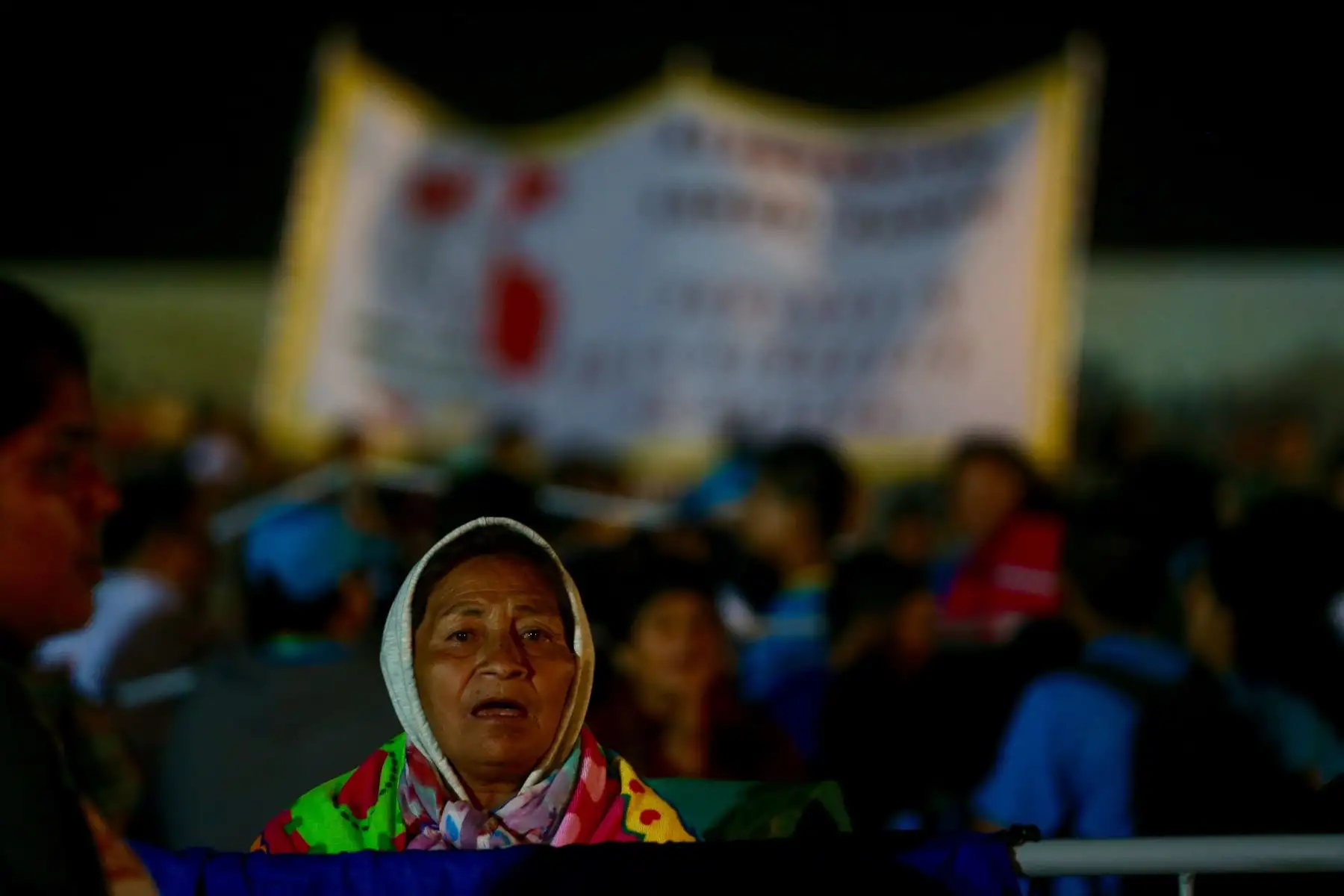 TRUJILLO PERÚ - ENERO 20. Feligreses realizan vigilia en Huanchaco, durante la madrugada del sábado a la espera de la llegad del Papa Francisco. Foto:ANDINA/Pavel Ugaz