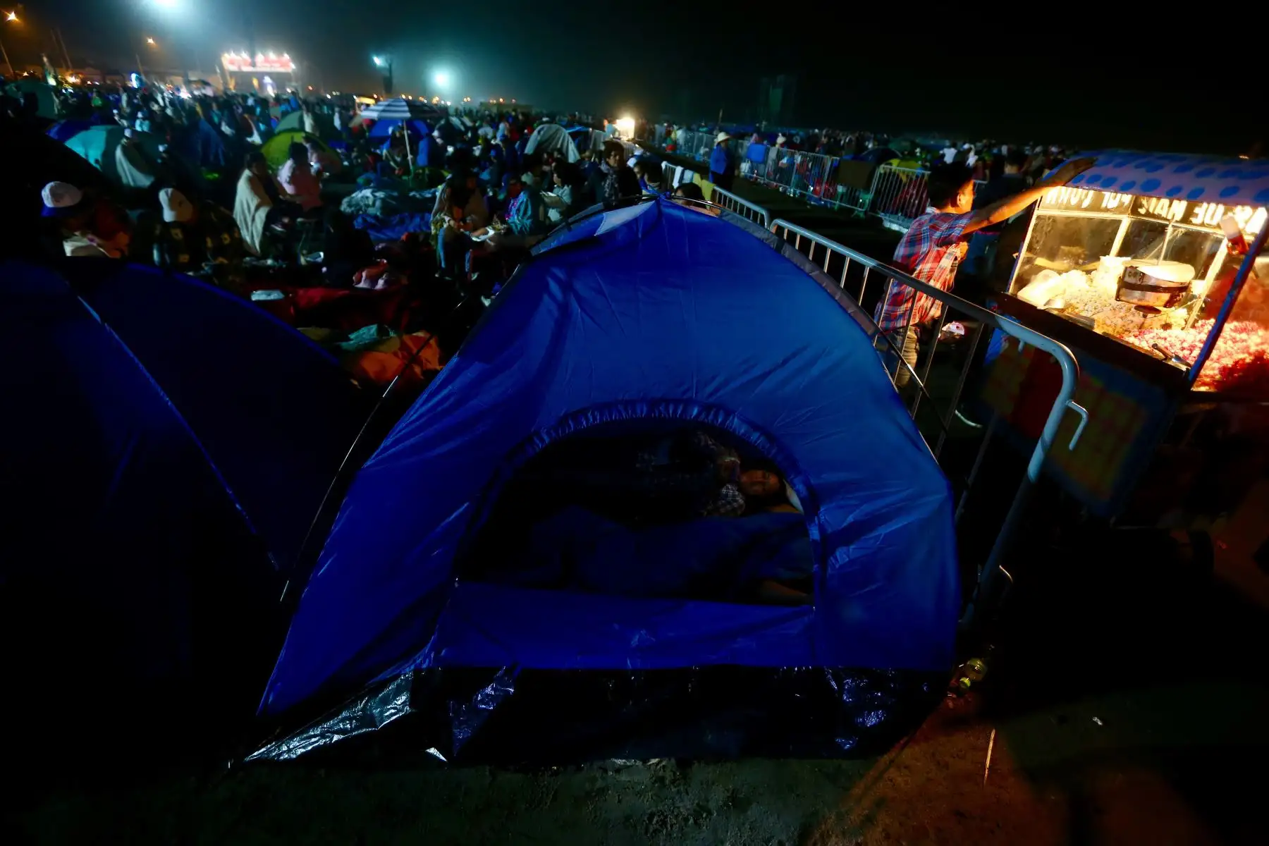TRUJILLO PERÚ - ENERO 20. Feligreses realizan vigilia en Huanchaco, durante la madrugada del sábado a la espera de la llegad del Papa Francisco. Foto:ANDINA/Pavel Ugaz