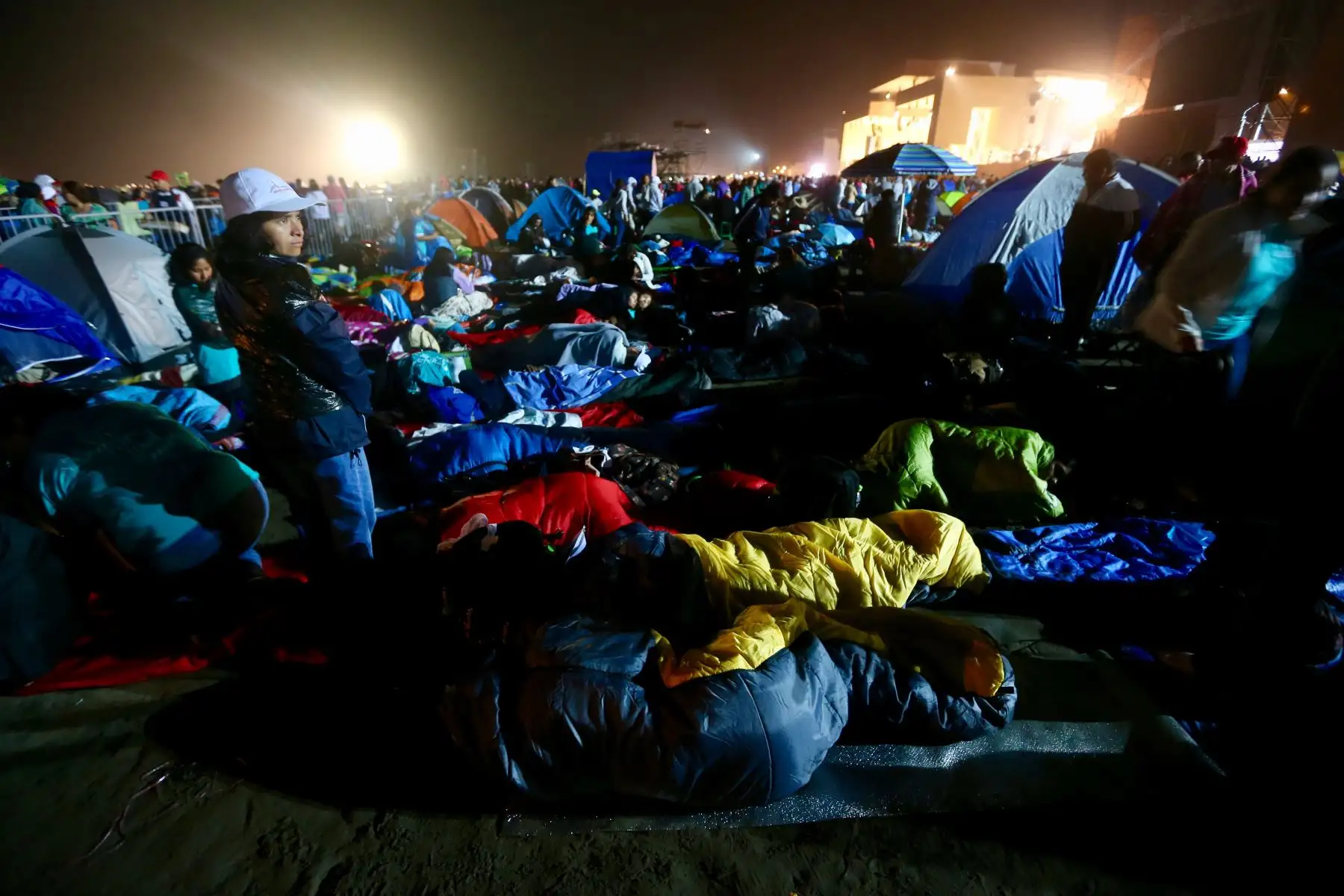 TRUJILLO PERÚ - ENERO 20. Feligreses realizan vigilia en Huanchaco, durante la madrugada del sábado a la espera de la llegad del Papa Francisco. Foto:ANDINA/Pavel Ugaz