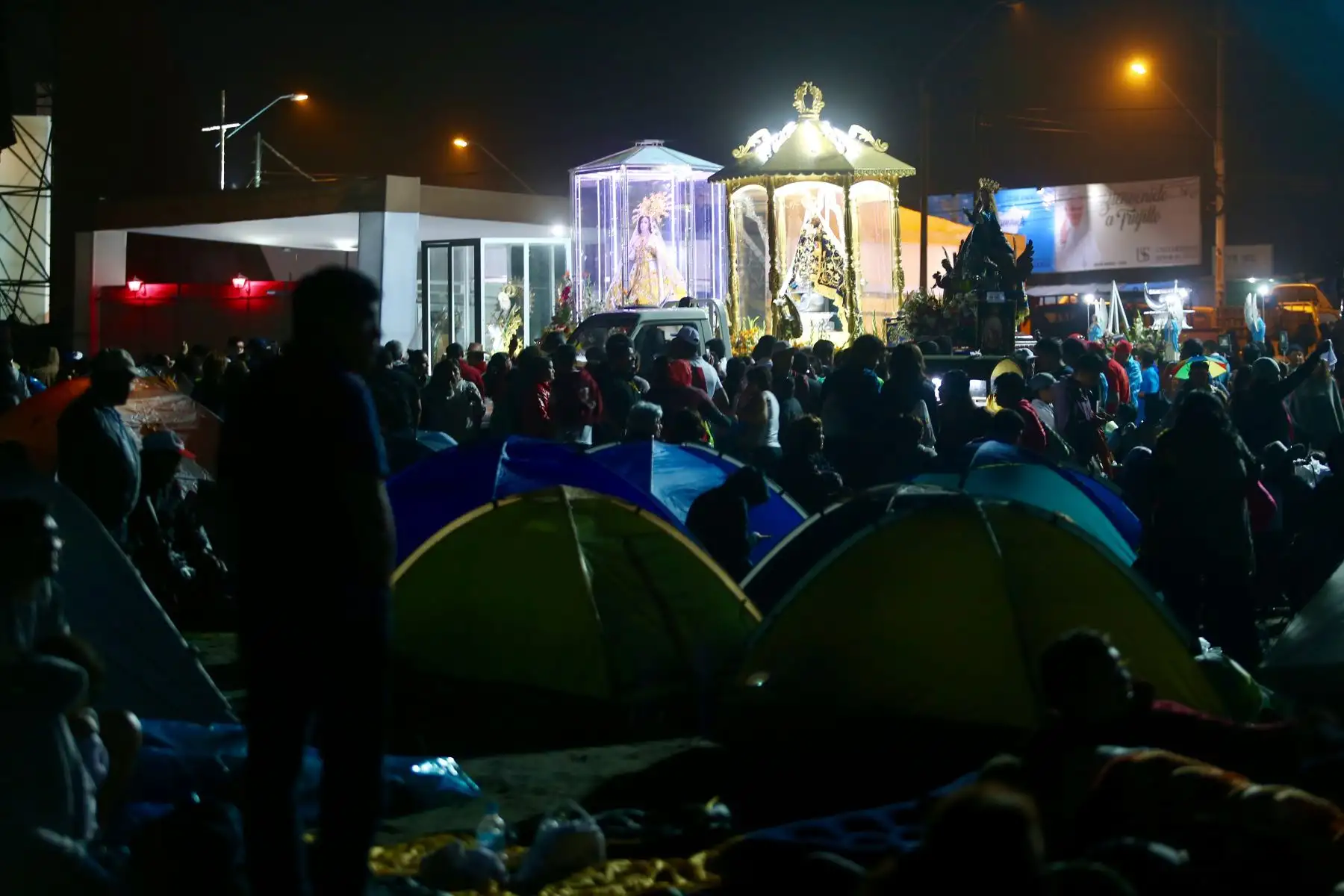 TRUJILLO PERÚ - ENERO 20. Feligreses realizan vigilia en Huanchaco, durante la madrugada del sábado a la espera de la llegad del Papa Francisco. Foto:ANDINA/Pavel Ugaz